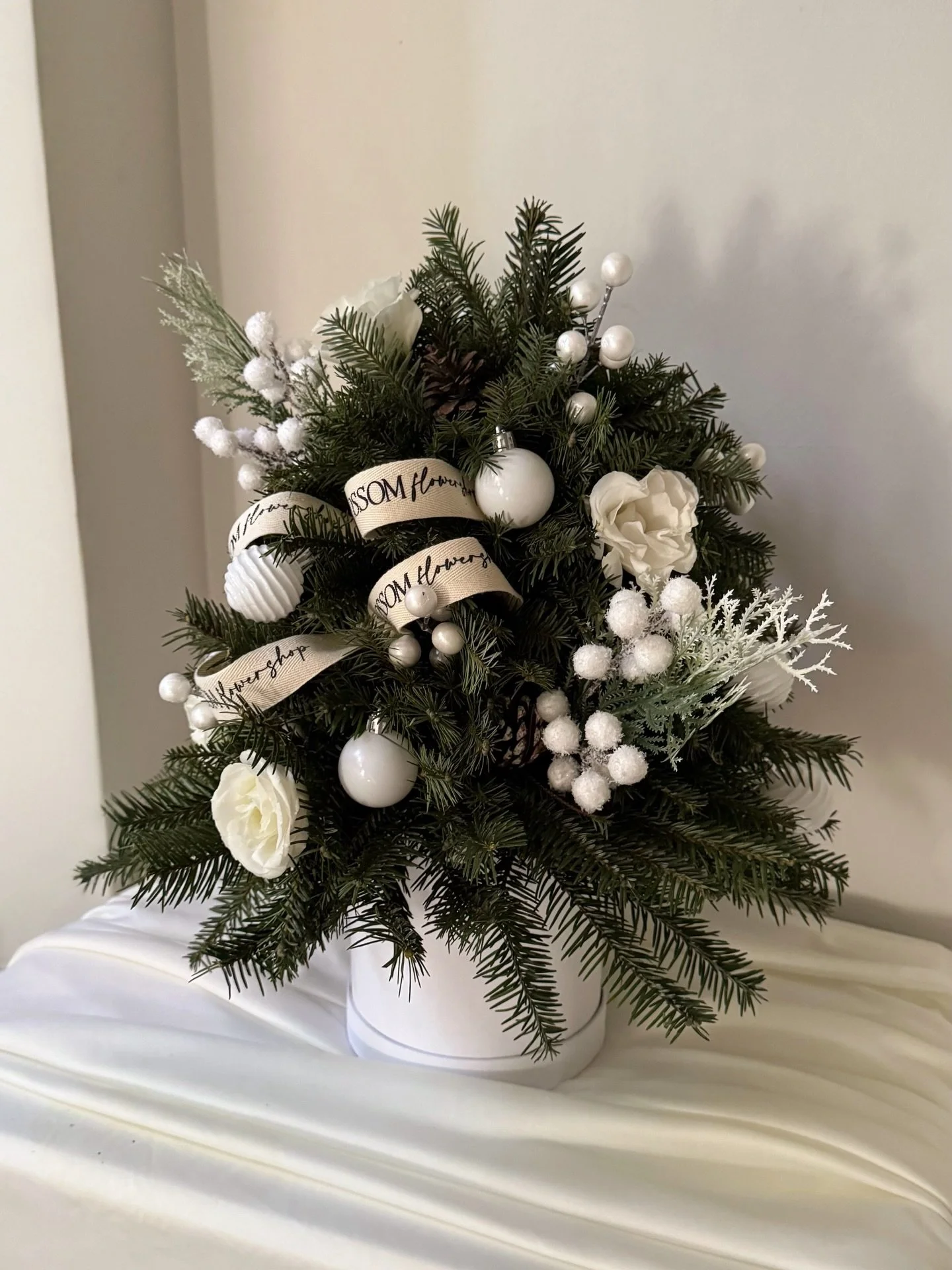 El detalle perfecto para llenar tu espacio de magia invernal.
Blossom Holiday tree: un dise&ntilde;o artesanal que celebra la belleza de la temporada 🎄🤍