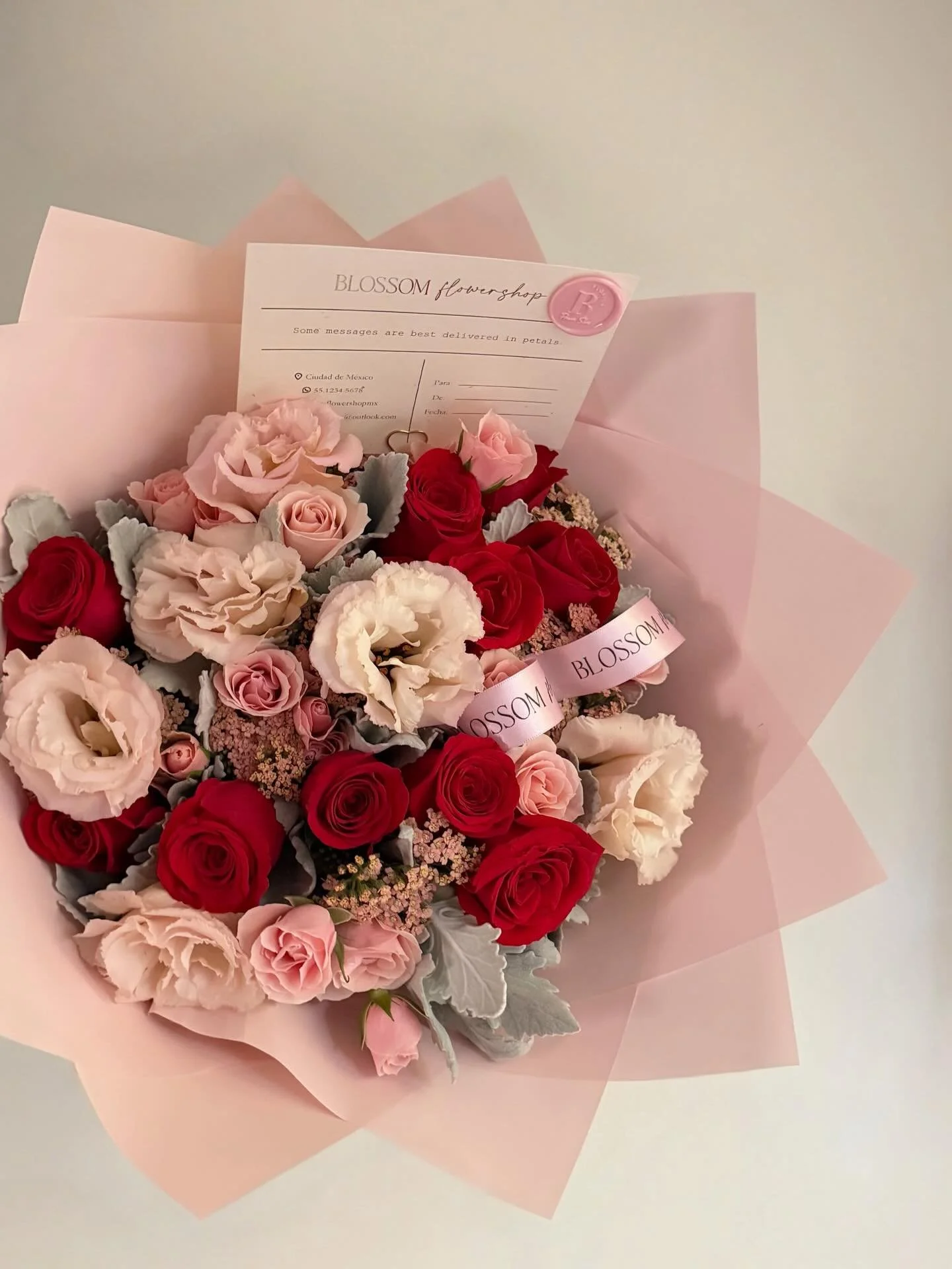 Flores que hablan por ti. 💌 El detalle perfecto para este San Valent&iacute;n. 

Agenda abierta 📔❤️
💬Reserva con anticipaci&oacute;n.