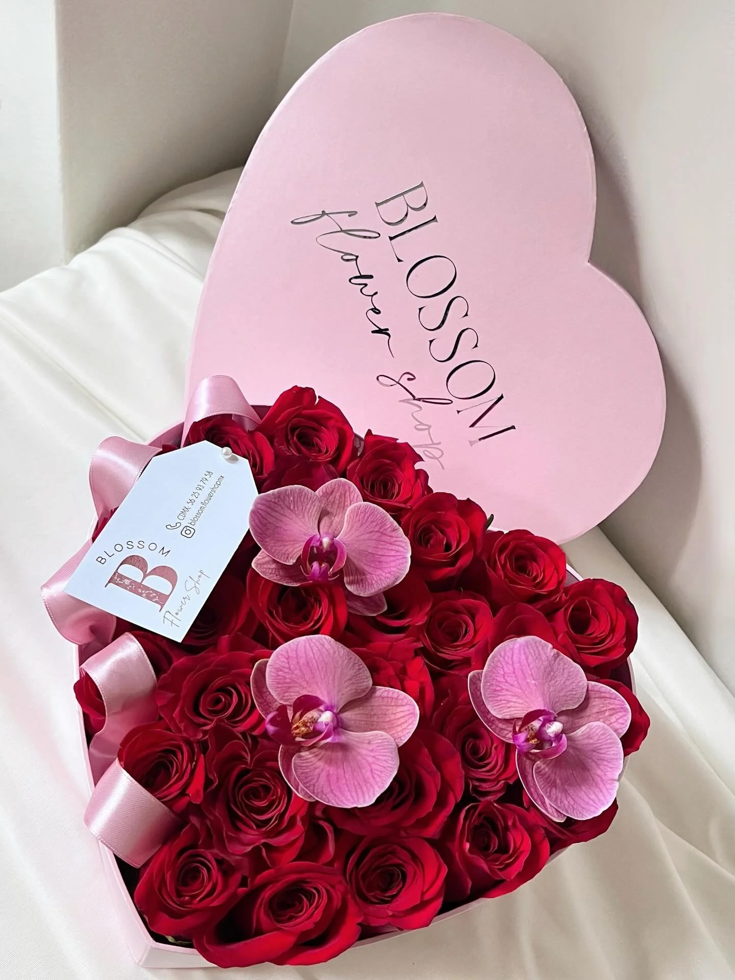 El detalle perfecto, para alguien inolvidable. 💓🌹 disponible en nuestra tienda online!