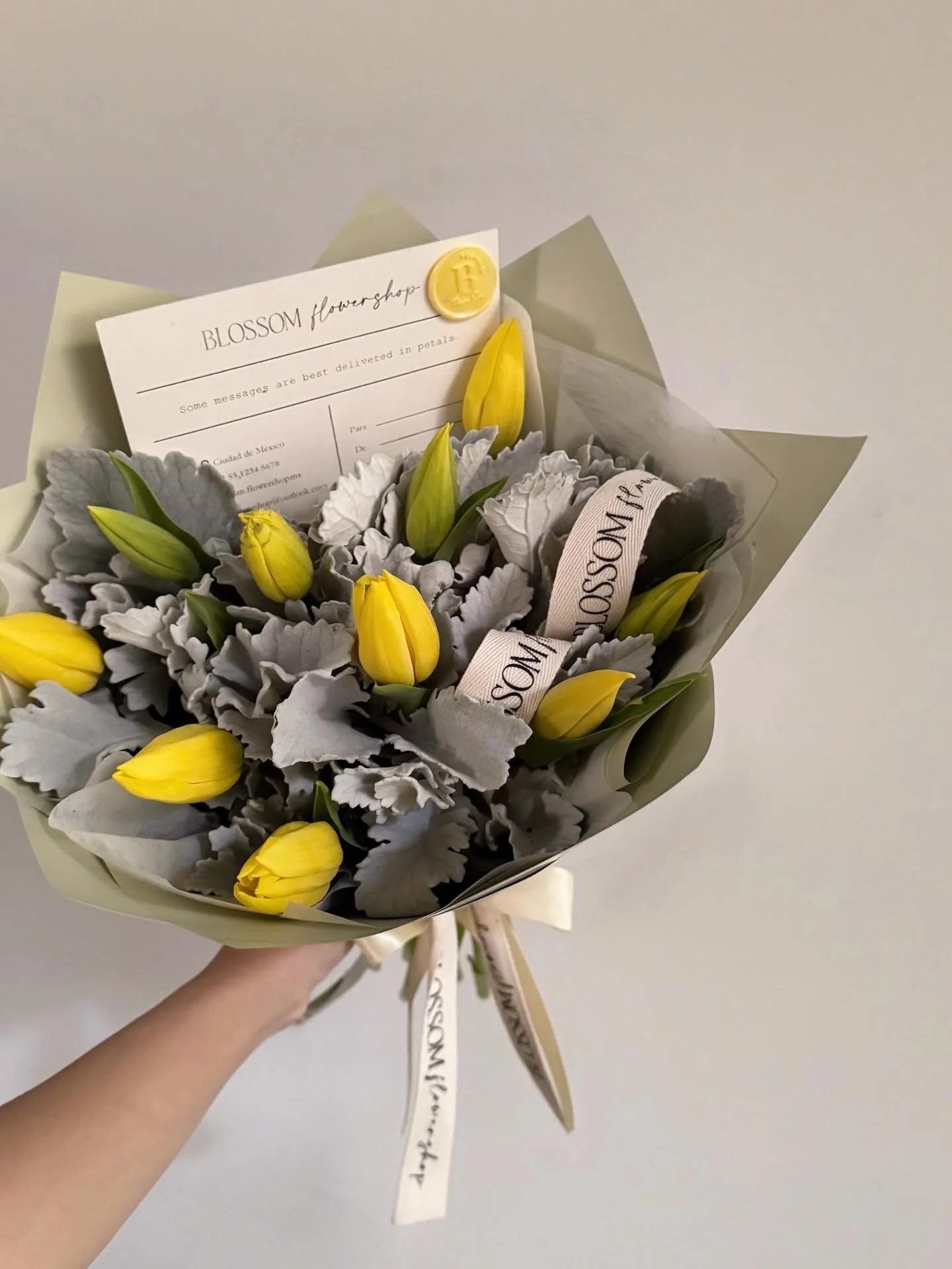 La primavera comienza con tulipanes 🌼🐝 Conoce nuestro cat&aacute;logo exclusivo de flores amarillas.