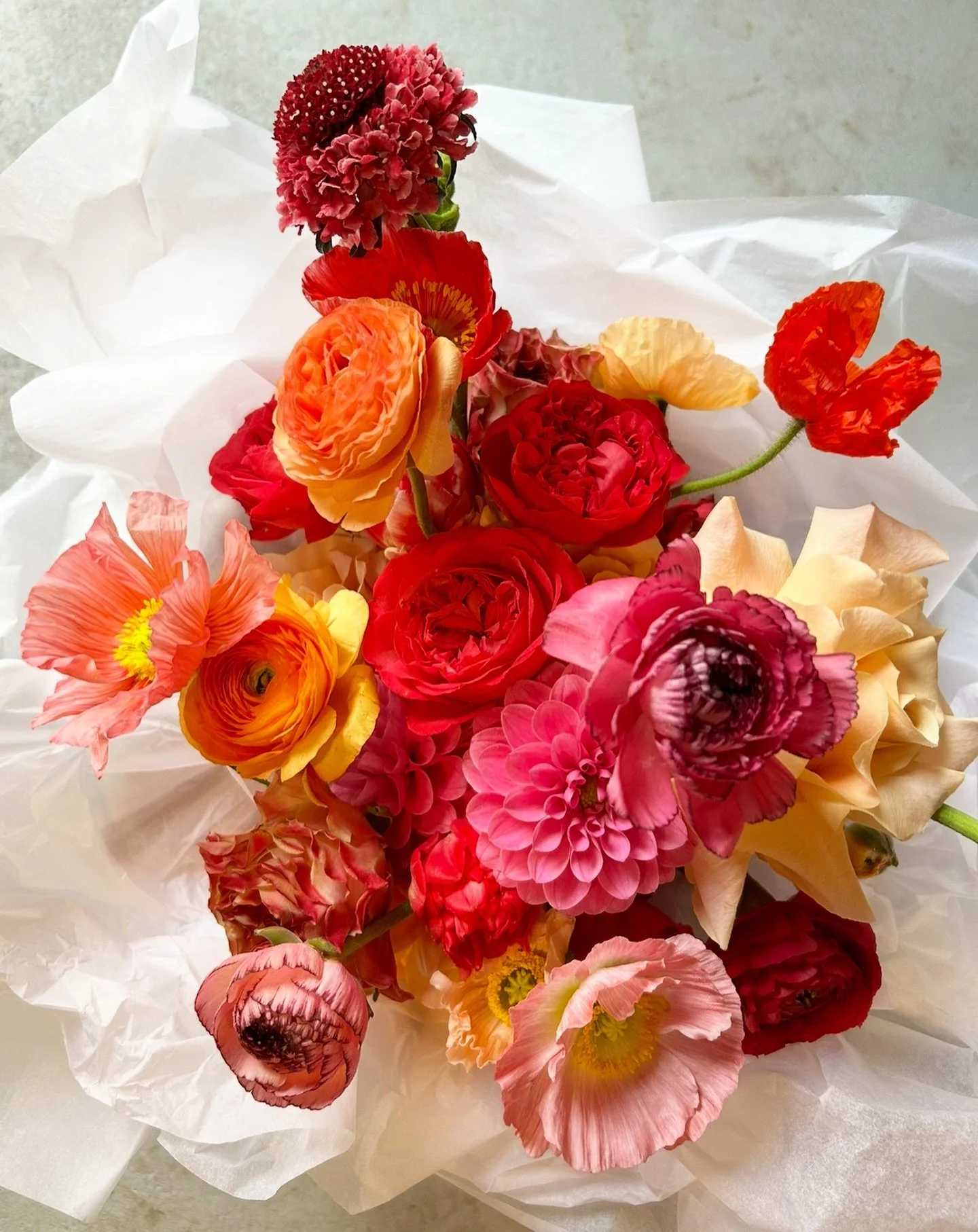 The true colours of nature, completely unsaturated, never cease to blow my mind. Bridal moment for Holly including ranunculus, poppies, scabiosa and multilayered garden roses 🥀