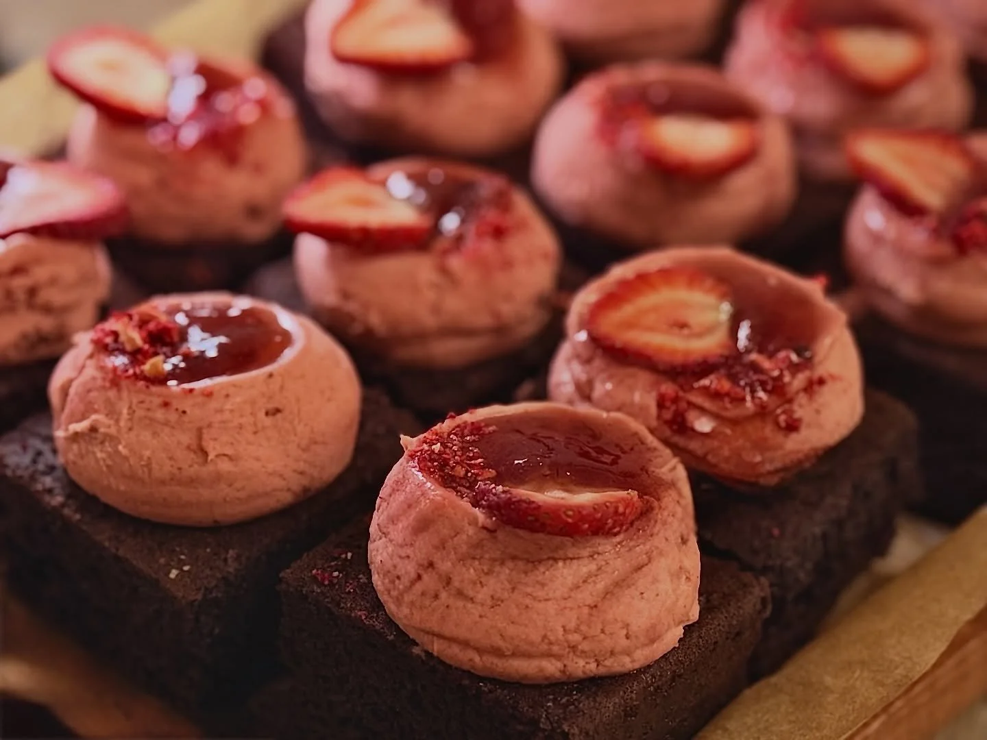 Had the sweetest time serving the ladies at the @thecollectivehoboken Galentine&rsquo;s event with the amazing @bloomwithsam @sobercuriouscommunityy and @theloophoboken 🌷🤍 There&rsquo;s something magical about women in a room together, sharing swee