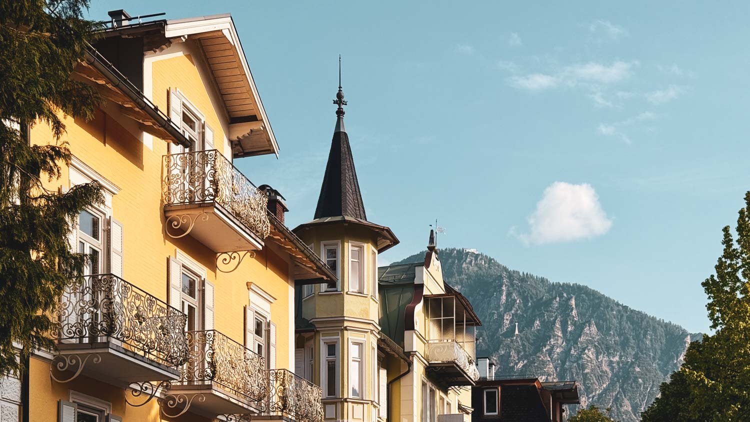 Villa Dora-Fassade Bergblick-1500.jpg