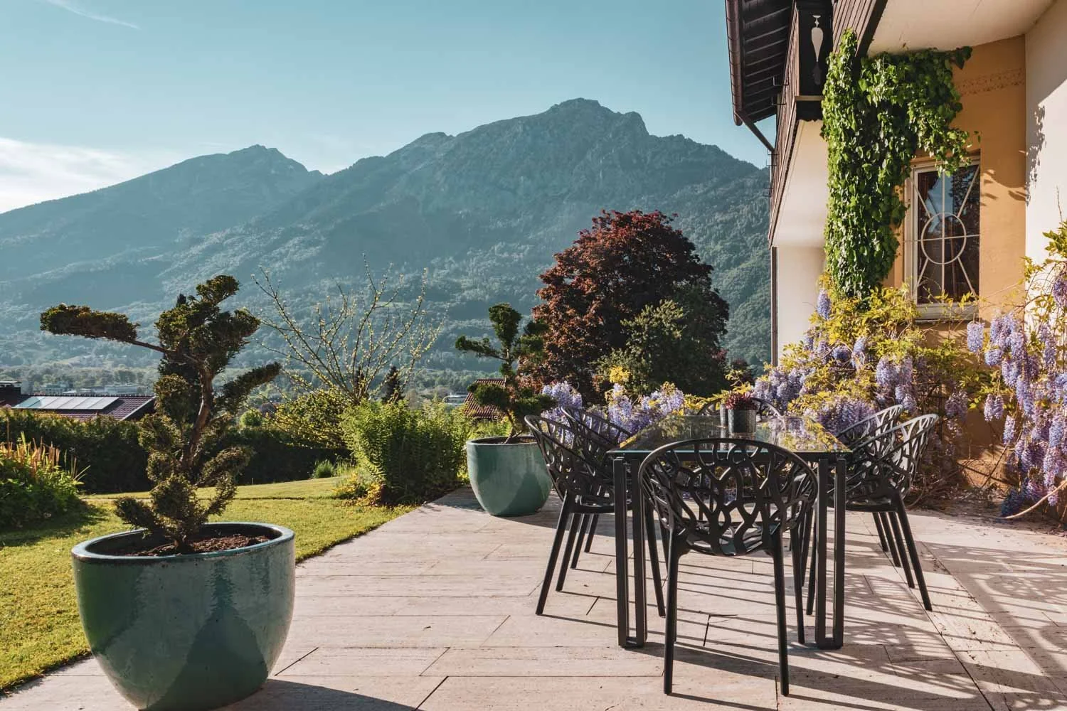 Villa Sonnenhof-Design Tisch Terrasse-1500.jpg