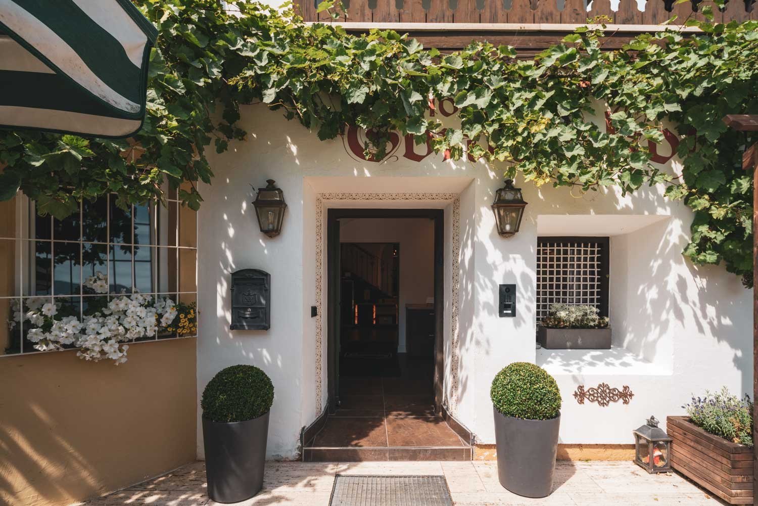 Villa Sonnenhof-Eingang-1500.jpg