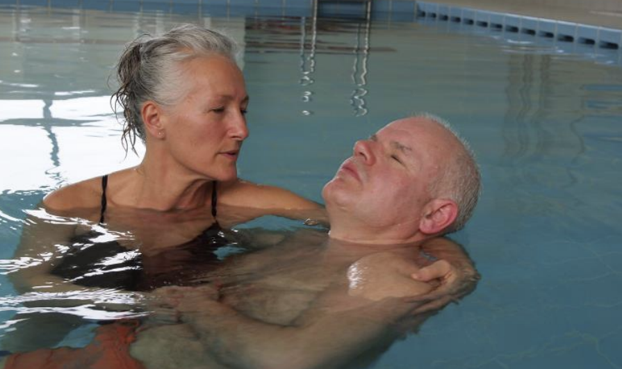 Madeleine im Wasser während einer WATSU-Session