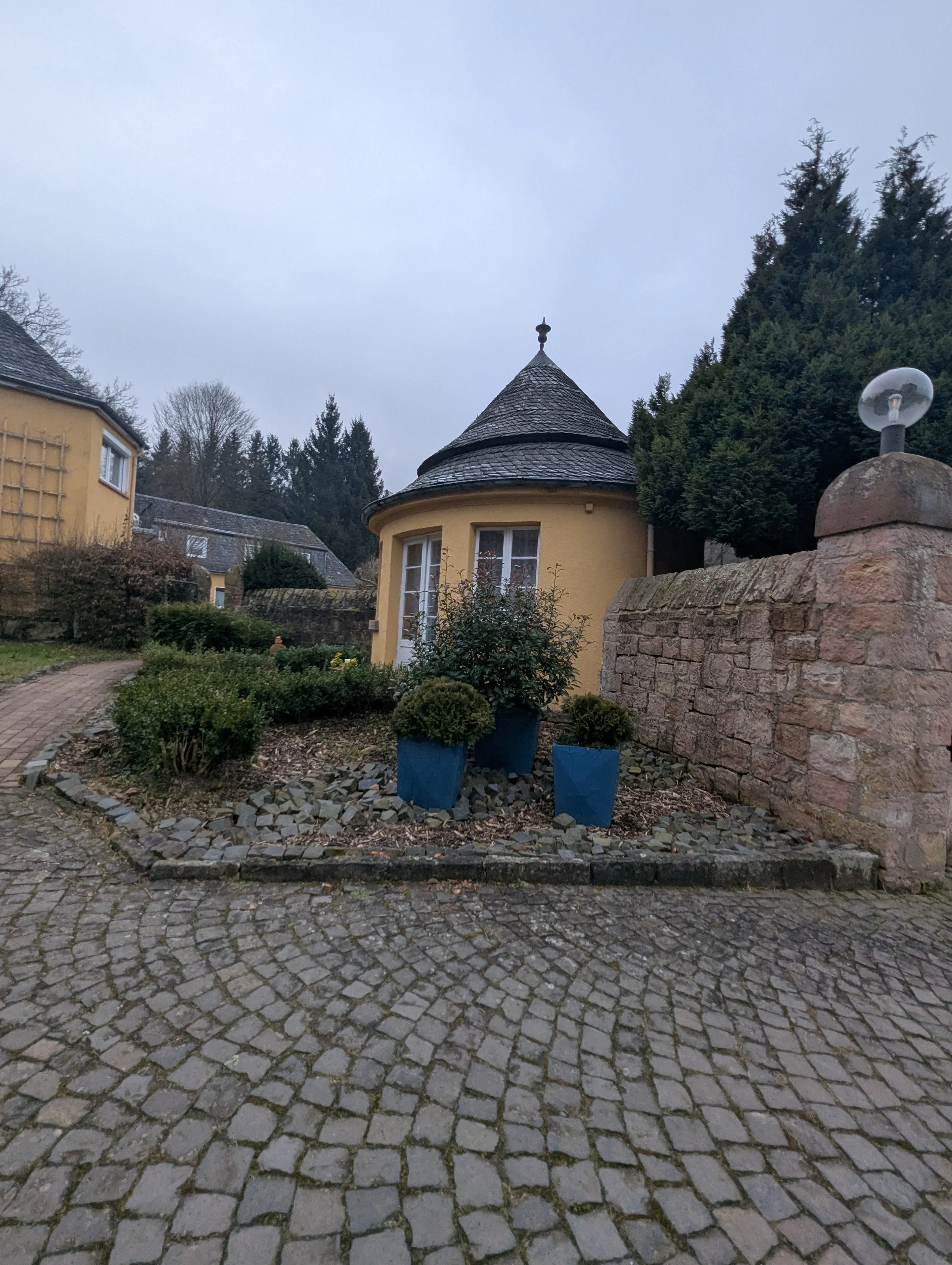 Die Hofansicht am Eingang vom Hotel Orbtal