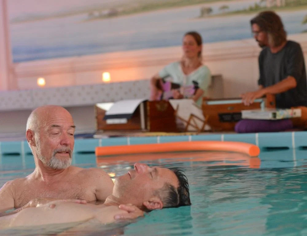 Gyan W. Schulte bei einer Watsu-Session in atmosphärischer Stimmung während der Aquatischen Nacht.