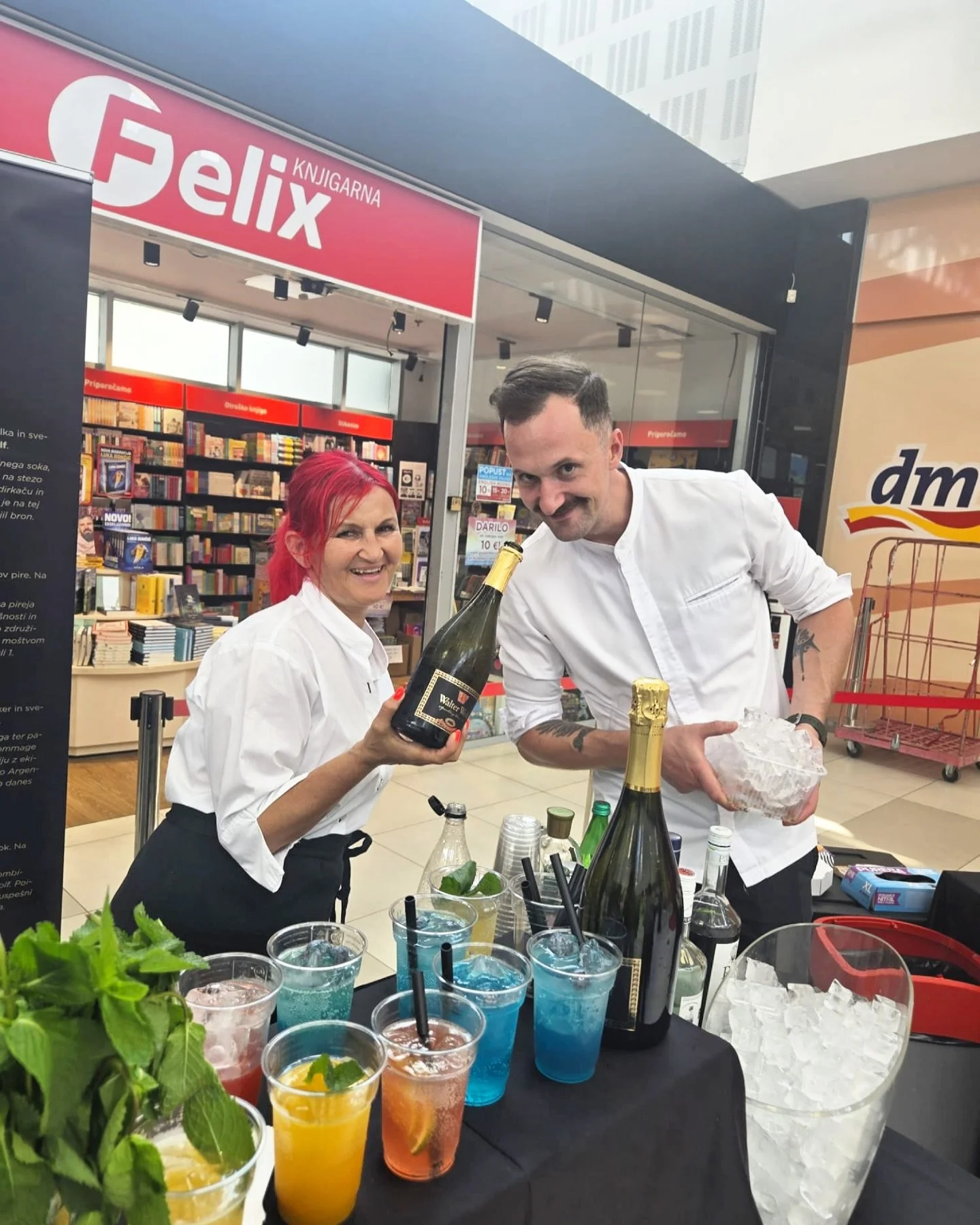 Pozdravi barmanske prvakinje Drage Kepe&scaron; in priznanega chefa Mojmirja &Scaron;iftarja z dneva kulinarike, ki se trenutno odvija v Supernovi Ljubljana &Scaron;i&scaron;ka! 🍹🍽️🍮👌😊

#dannepozabnekulinarike
#dragakepes
#mojmirsiftar
#kavalgro