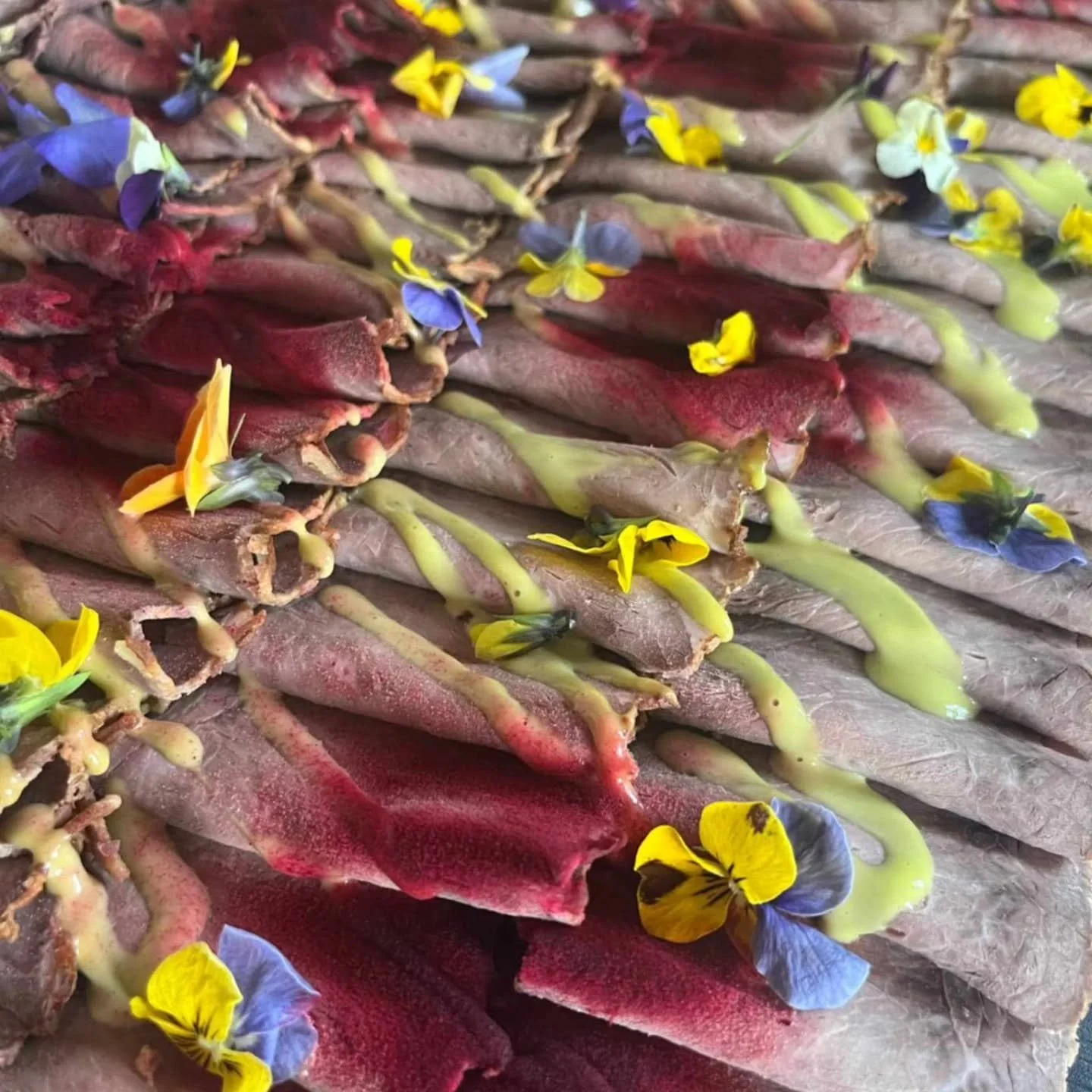 Pomlad nas navdihuje tudi pri izboru in snovanju jedi za va&scaron;e dogodke 🌺😍

Chef Mojmir Marko &Scaron;iftar 👨&zwj;🍳

#catering #cateringkaval #kavalgroup #eventmanagement #slovenija #pomlad