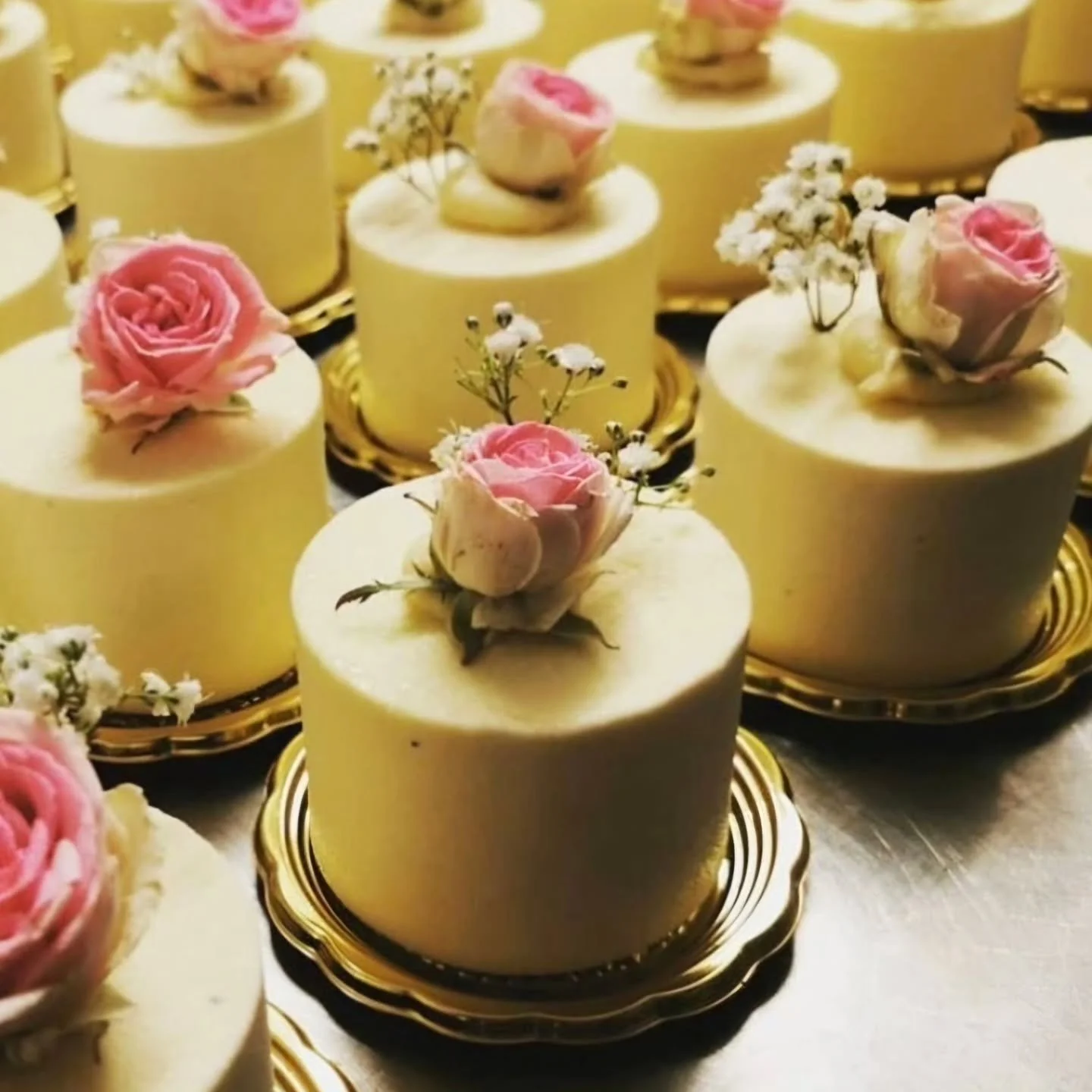 Skupaj z @lolita_cafe_slovenia poskrbimo, da bo va&scaron; dan resnično nepozaben! 🥰

#cateringkaval #kavalgroup #lolitacafe #poroka #poroka2025 #poročnesladice #poročnatorta #porocnicatering #porocnisejem