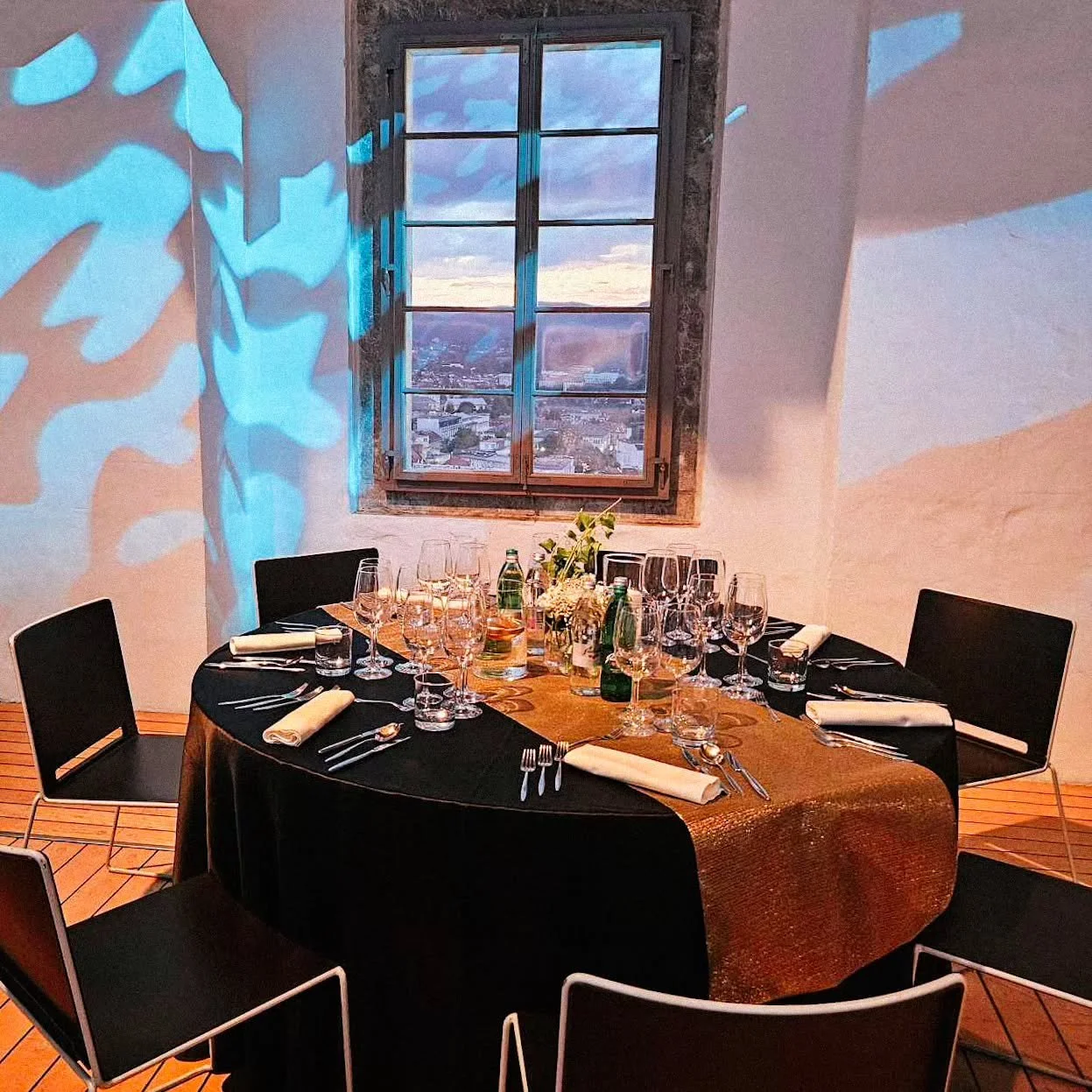 Pripravili smo večerjo na čudoviti lokaciji s prekrasnim razgledom! 

#cateringkavalgroup #kavalgroup #večerja #ljubljanskigrad #dinnertime #theview #ljubljana #catering #cateringservice