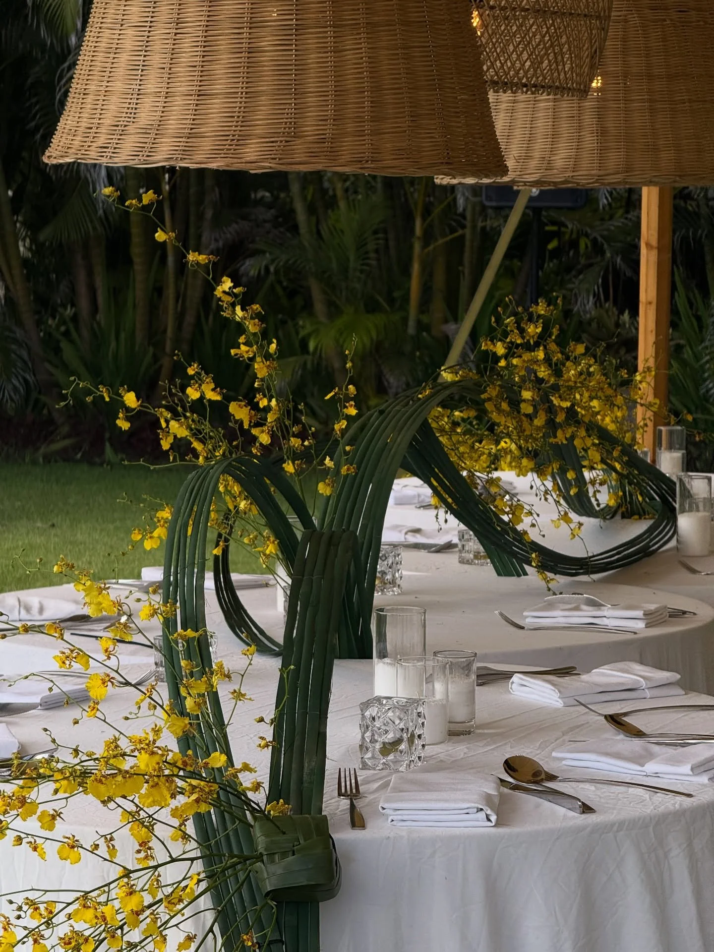 Weaving bamboos and yellow oncidiums, shaping the table into something playful and alive.🕺