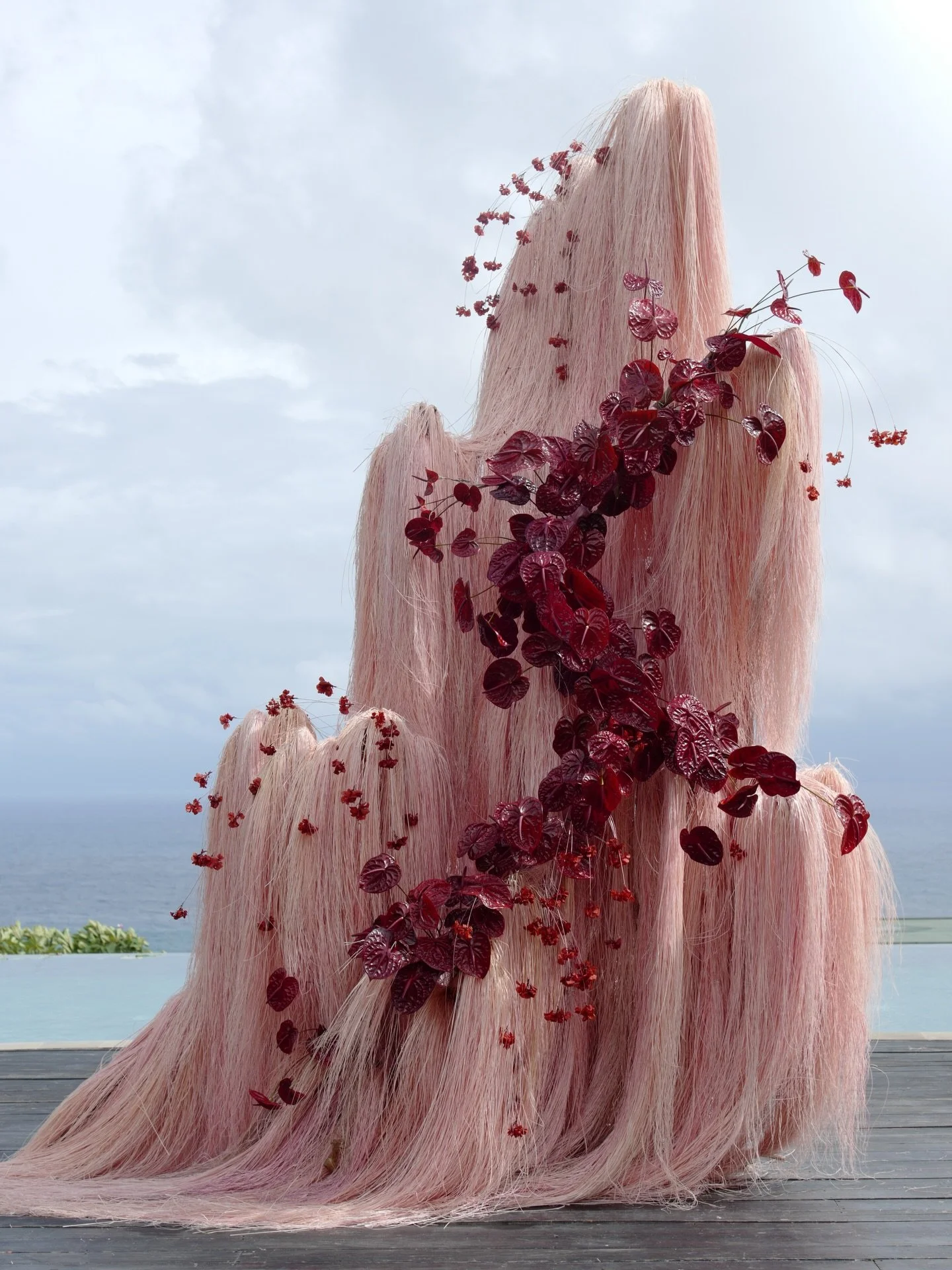 Exploring softness as form, in the shades of pink ⚡️

Planner &amp; Design: @queyang_event 
Floral: @dada.island 
Decor: @elevatestory