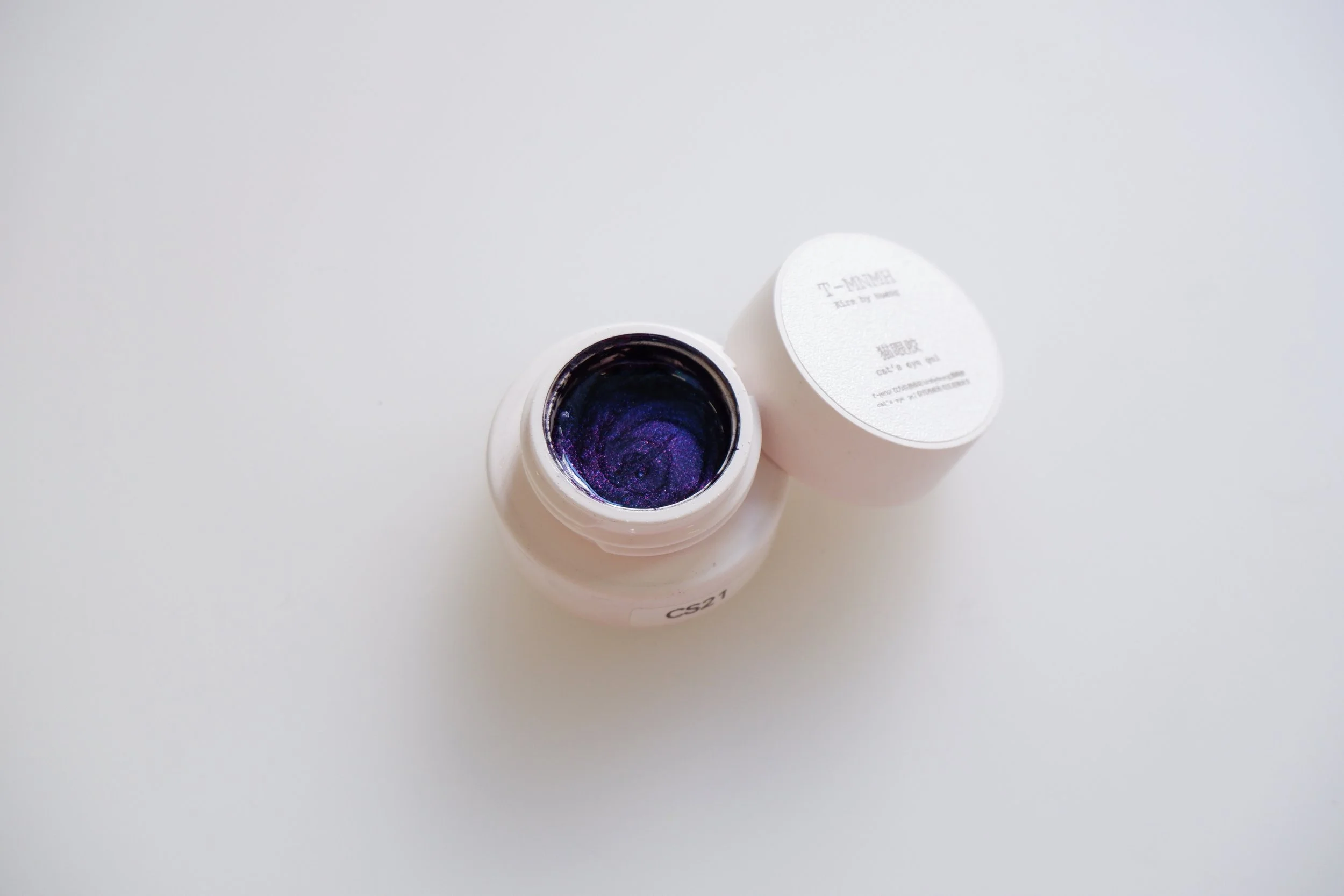 Kira by Huang Magnet Gel in Purple – Soft Focus Magnetic Nail Art Gel