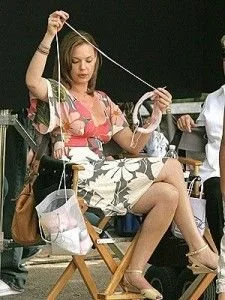 Katherine Heigl Knitting.jpg