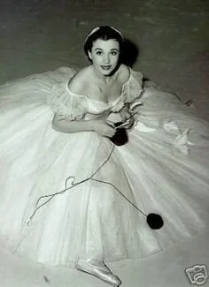 Vivien Leigh Knitting.jpg