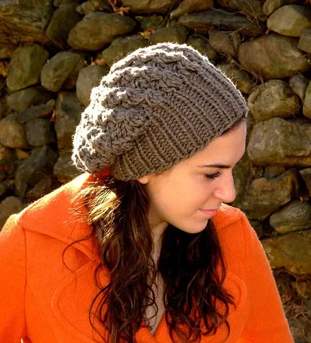 Woman wearing a grey chunky knit beanie