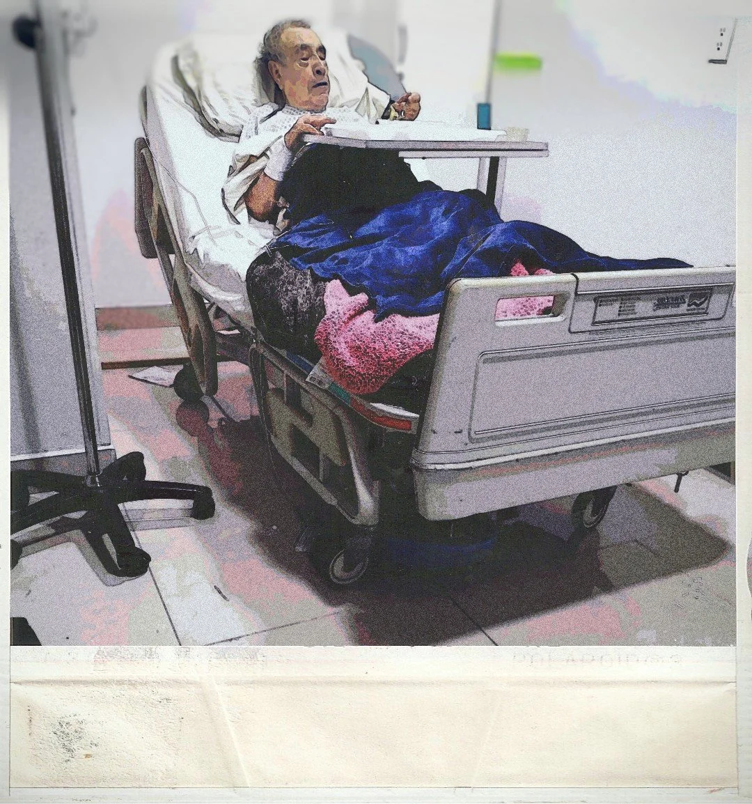 Paciente en cama de hospital con discapacidad visible en una mano, en una habitación hospitalaria.