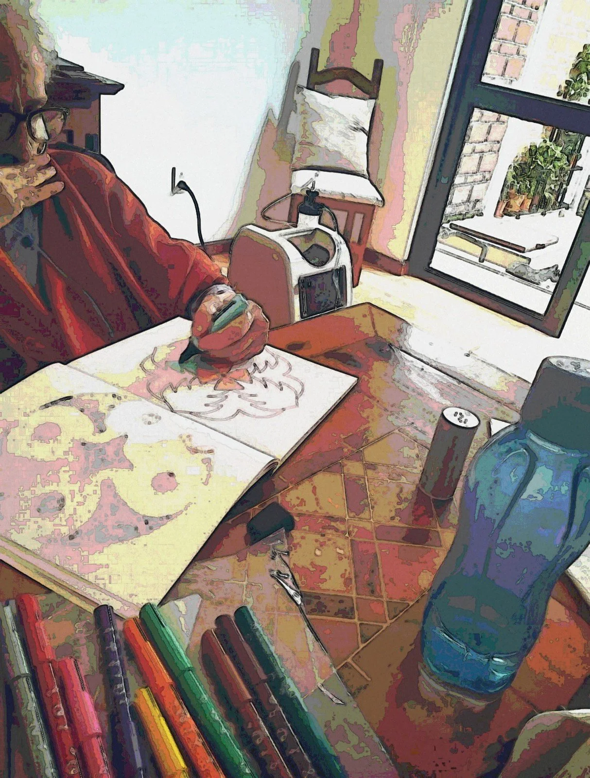 Persona dibujando en un cuaderno, cerca de una botella de agua y marcadores de diferentes colores, en una mesa de madera. Ventana abierta con vista a un espacio exterior con plantas.