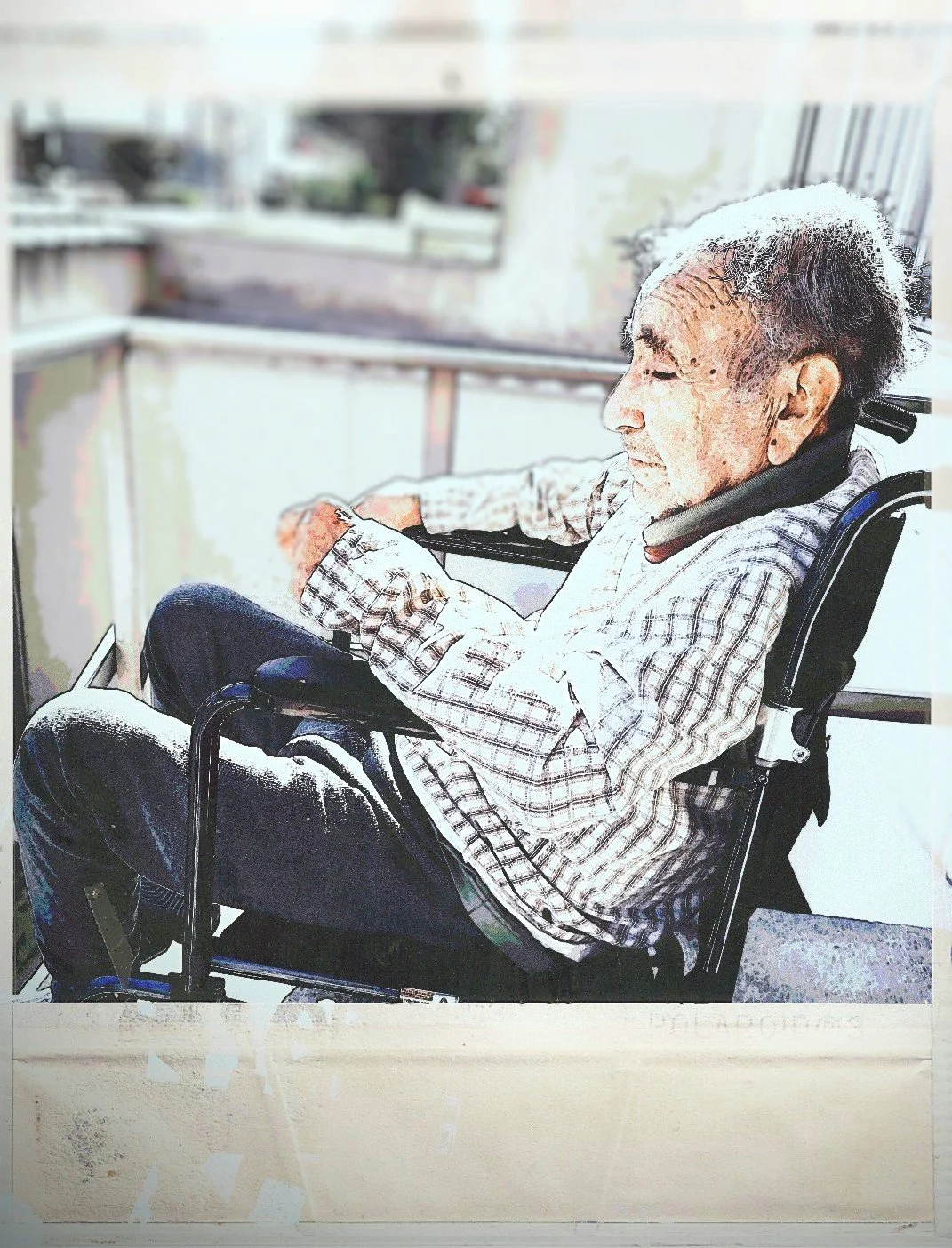 Anciano en silla de ruedas usando un teléfono móvil en un balcón