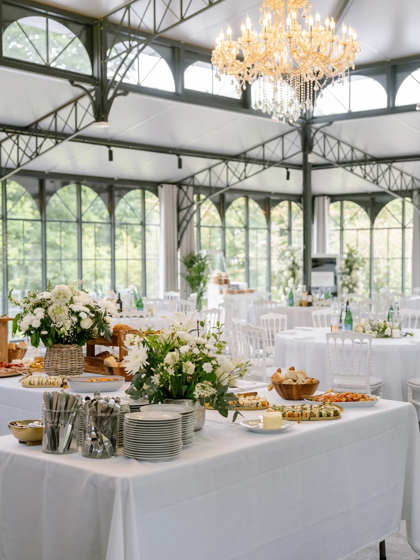 Le brunch du lendemain, ce moment pr&eacute;cieux o&ugrave; l&rsquo;on prolonge encore un peu la f&ecirc;te 🤍

Ici, &agrave; l&rsquo;@orangeriedekerstrad , Loda&ntilde; Traiteur a accompagn&eacute; les mari&eacute;s et leurs invit&eacute;s avec une 