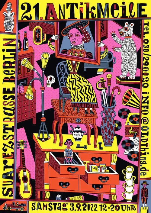 Ein farbenfrohes, surrealistisches Poster für eine Veranstaltung am 3. September 2022, von 12 bis 20 Uhr. Es zeigt eine Frau mit Hut, die in einem Raum sitzt, umgeben von verschiedenen Gegenständen wie einem Klavier, Vasen, Musikinstrumenten, einer Trophäe, Tierfiguren und einer großen Schachtel.