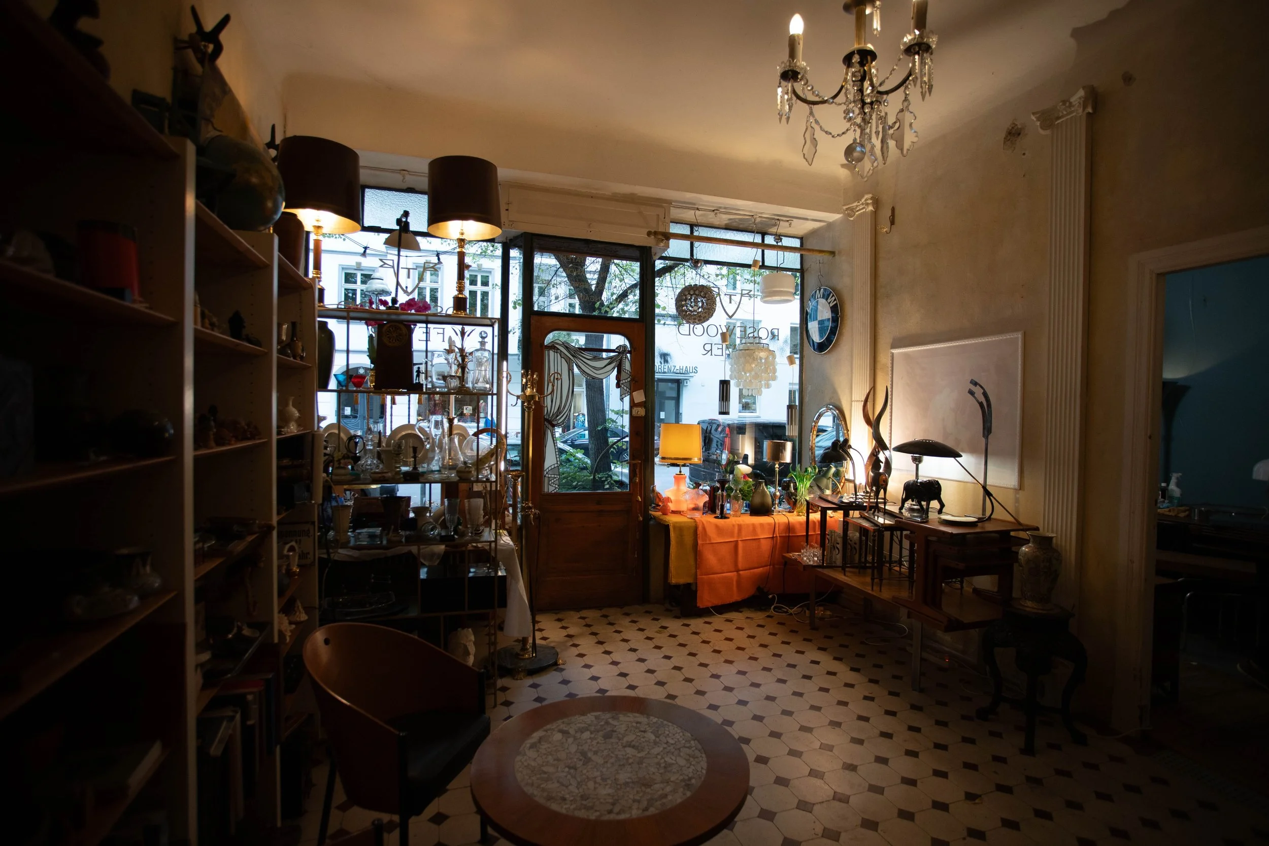 Interior eines Antikladens mit Regalen, Lampen, Pflanzen und dekorativen Gegenständen