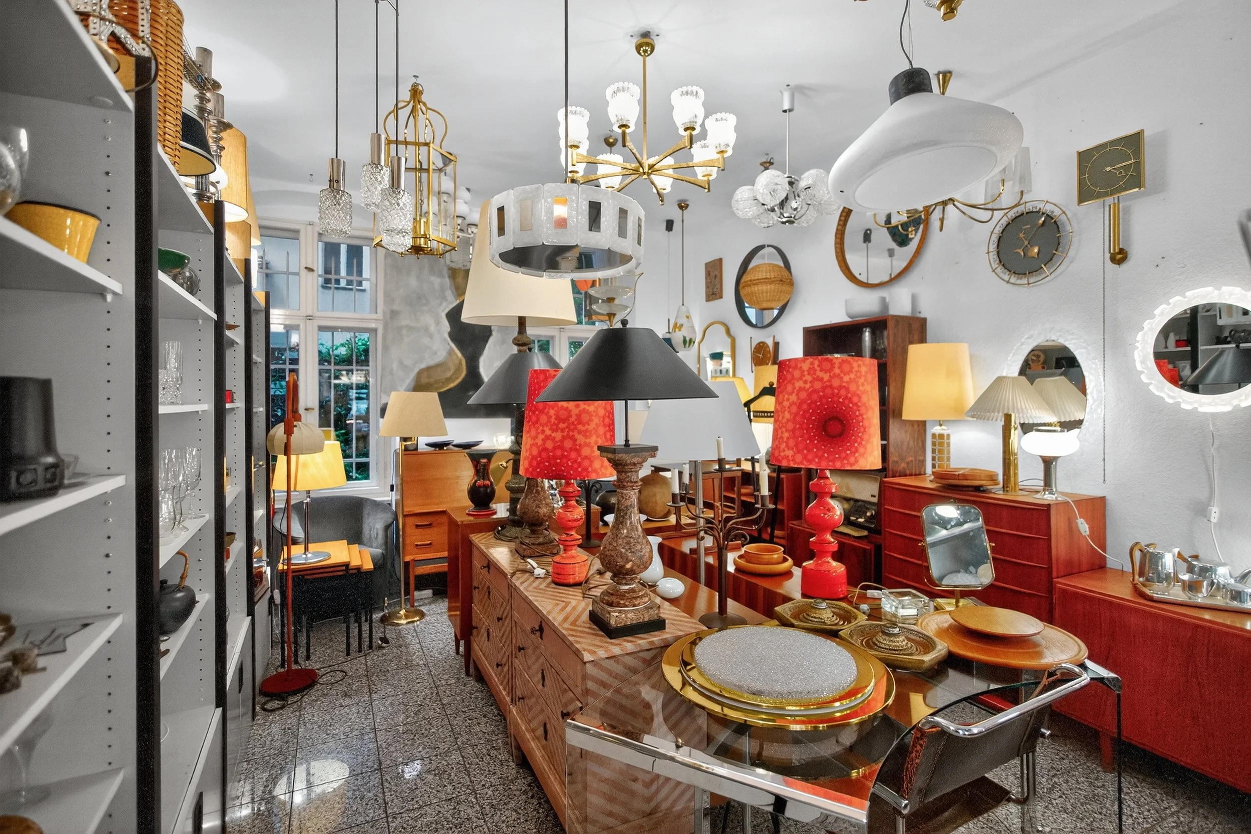 Verschiedene Vintage- und Designer-Lampen und -Möbel in einem gut beleuchteten Raum