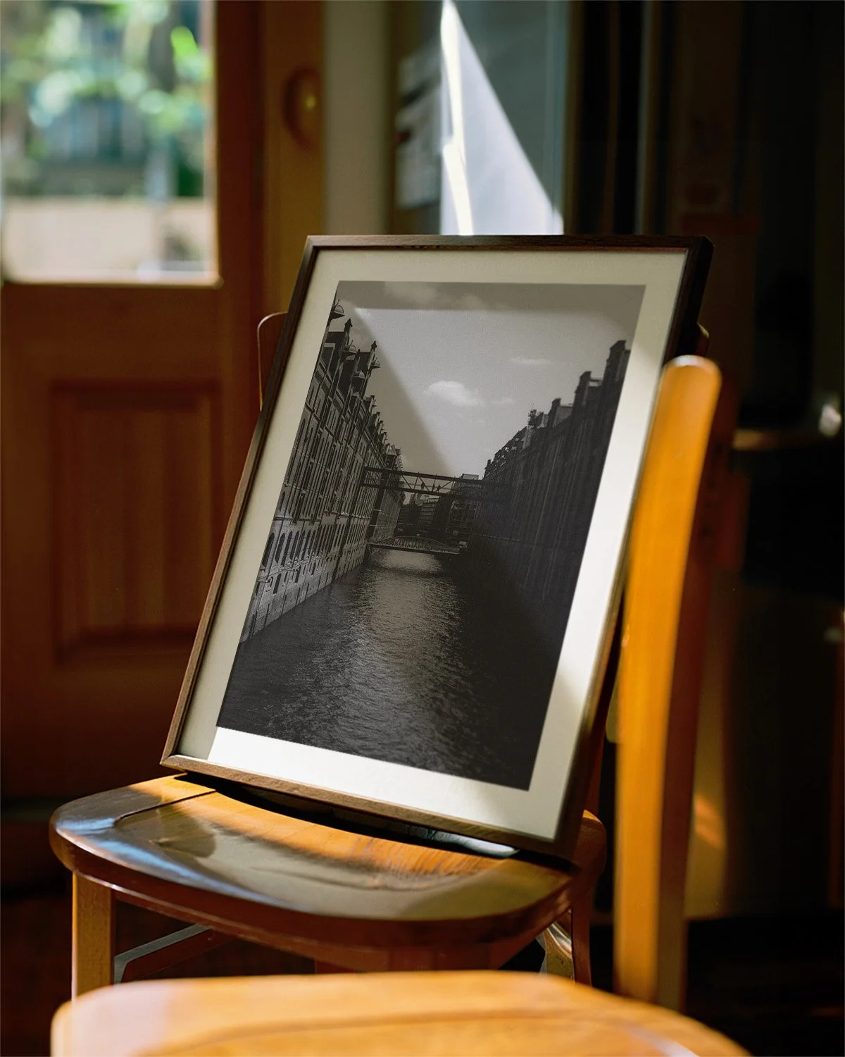 Black water mit Rahmen Stuhl.jpg