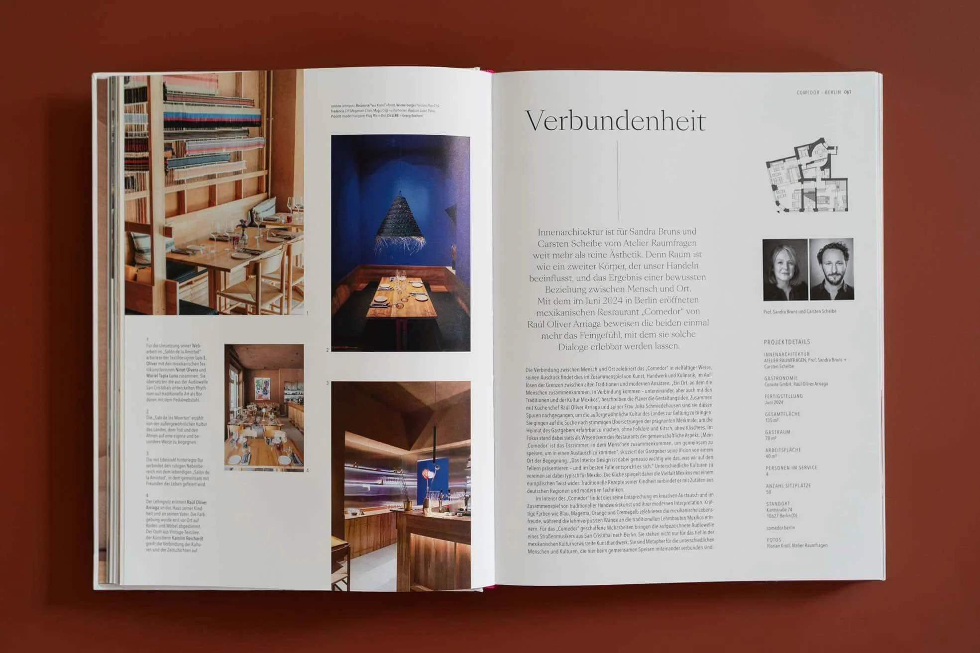 Offene Zeitschrift mit Innenarchitektur- und Restaurantfotos auf braunem Hintergrund