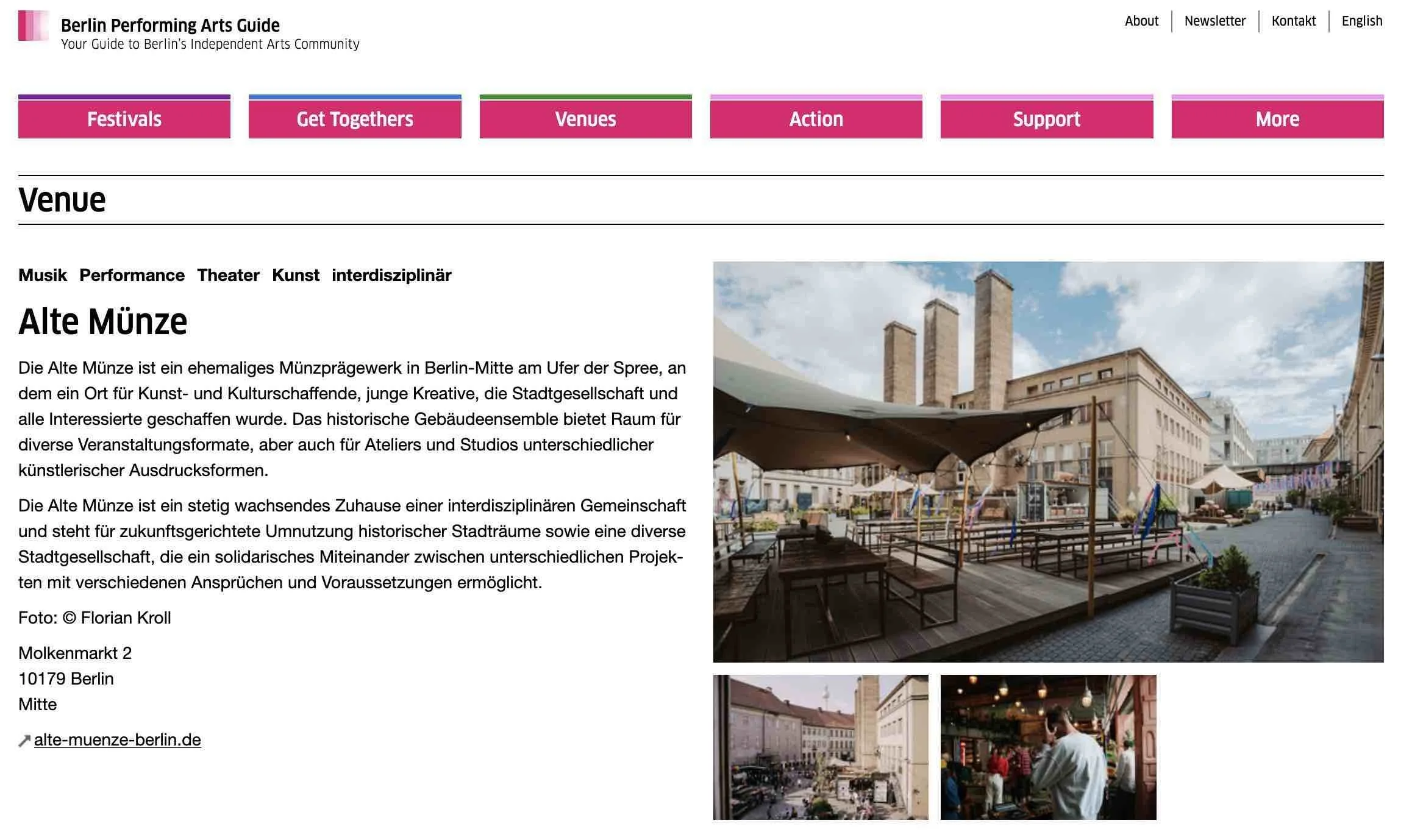Bild einer Open-Air-Gastronomie auf einer Stadtterrasse mit Sonnenschirmen und Bierzeltgarnituren, im Hintergrund historische Gebäude und Wolken am Himmel.