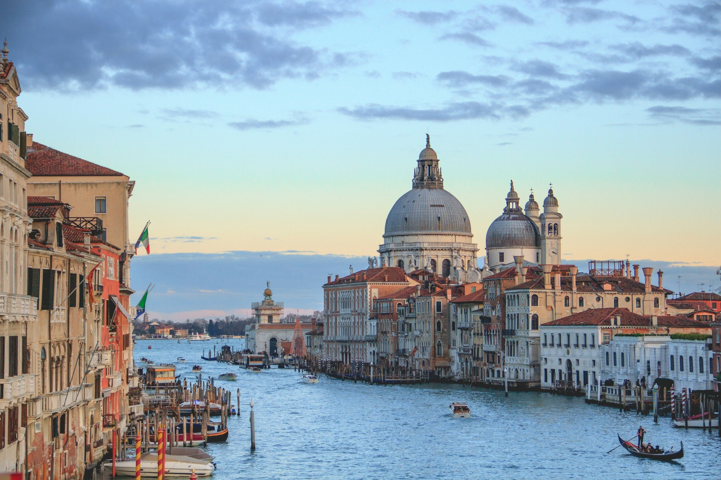 Romantic elopement in Venice gondola