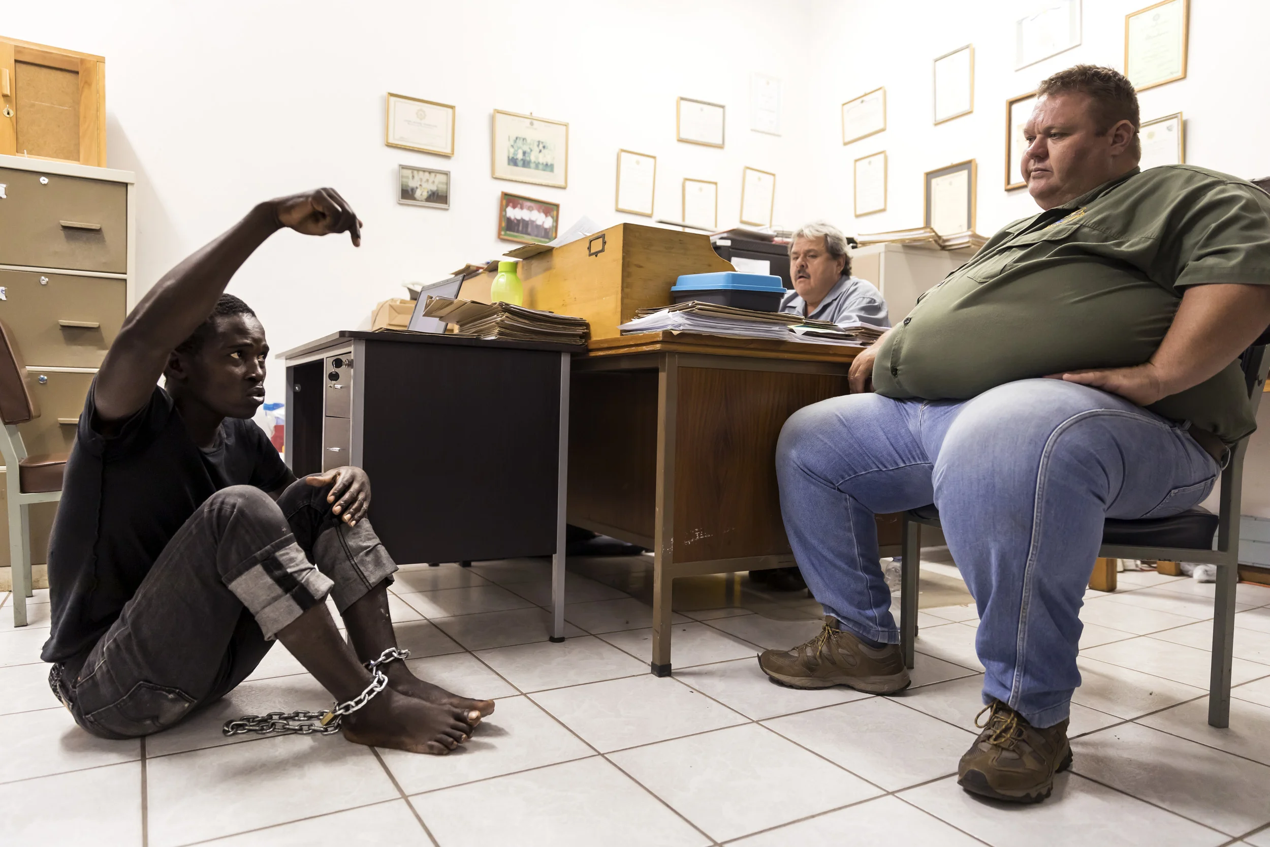 ELLIS RAS, SOUTH AFRICA, 28 NOVEMBER 2016: Suspected farm attacker Witness Mandipa is interogated by South African Police detetives and Investigative NGO Heritage Protection group's Sakkie Louwrens. Lourens until recently was a Colonel in the SAP Se