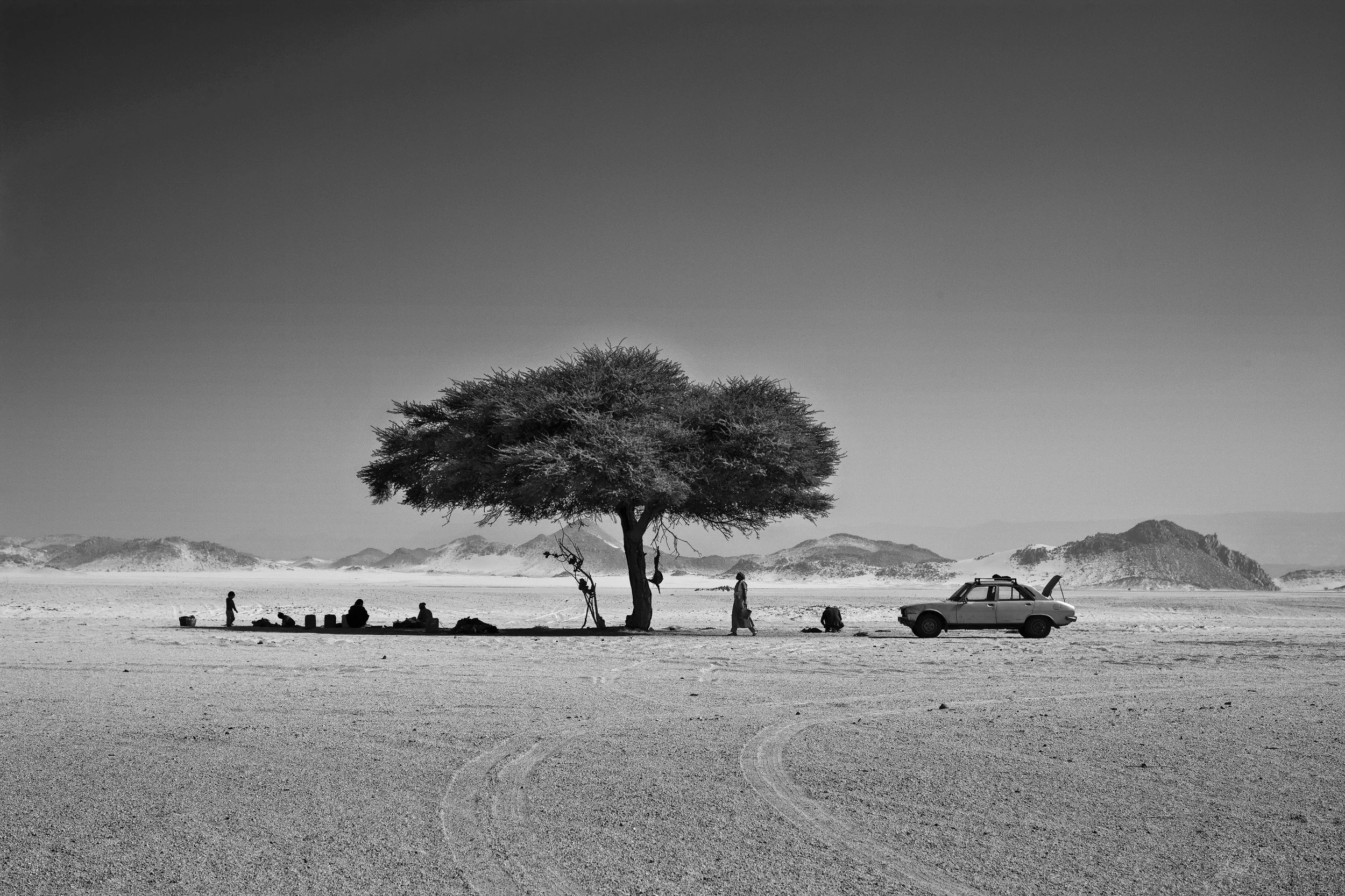 DJANET, ALGERIA, 3 MAY: Images of a Southern Algerian family picnicking in the desert outside of the town of Djanet on a Friday, the Muslim holy day, on April 3 2009. Djanet is increasingly under threat from the relentless spread of the desert. Clim