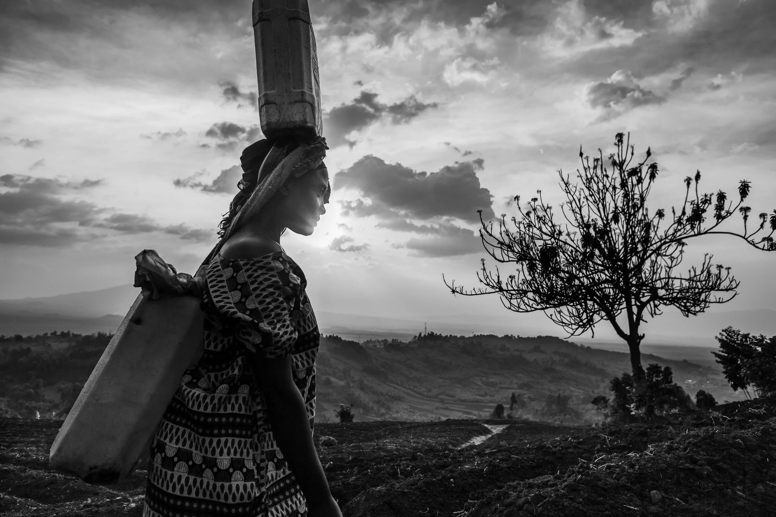 RUMANGABO, EASTERN DEMOCRATIC REPUBLIC OF CONGO: Women and children fetch water from a newly contructed tap system built by the ICCN Congolese Conservation authority on the outskirts of Virunga National Park, DRC. This facility means the women and c