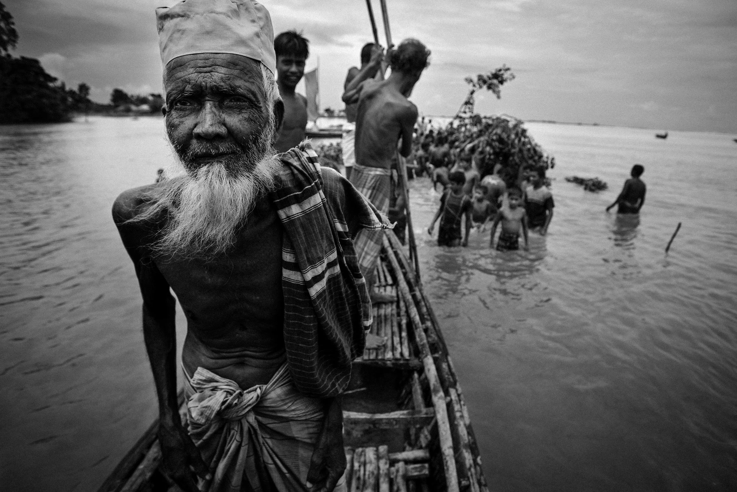 KURIGRAM, BANGLADESH: Evacuating villagers from a flooded area where their homes have been destroyed. Annual flooding and a lack of logistical planning around it present a crisis in Bangladesh affecting millions of the poor. (Photo by Brent Stirton/