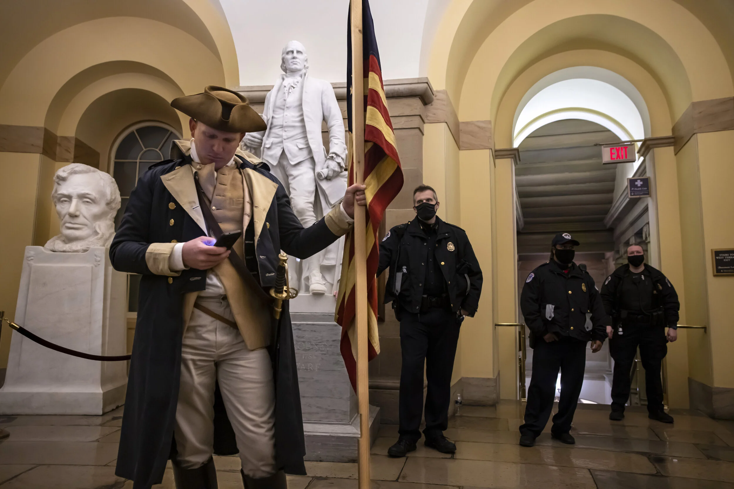 WASHINGTON D.C., USA - JANUARY 6: A protester dressed as George Washington debates with a Capital Policemena before being pushed out. Supporters of US President Donald Trump protested inside the US Capitol on January 6, 2021, in Washington, DC. - De