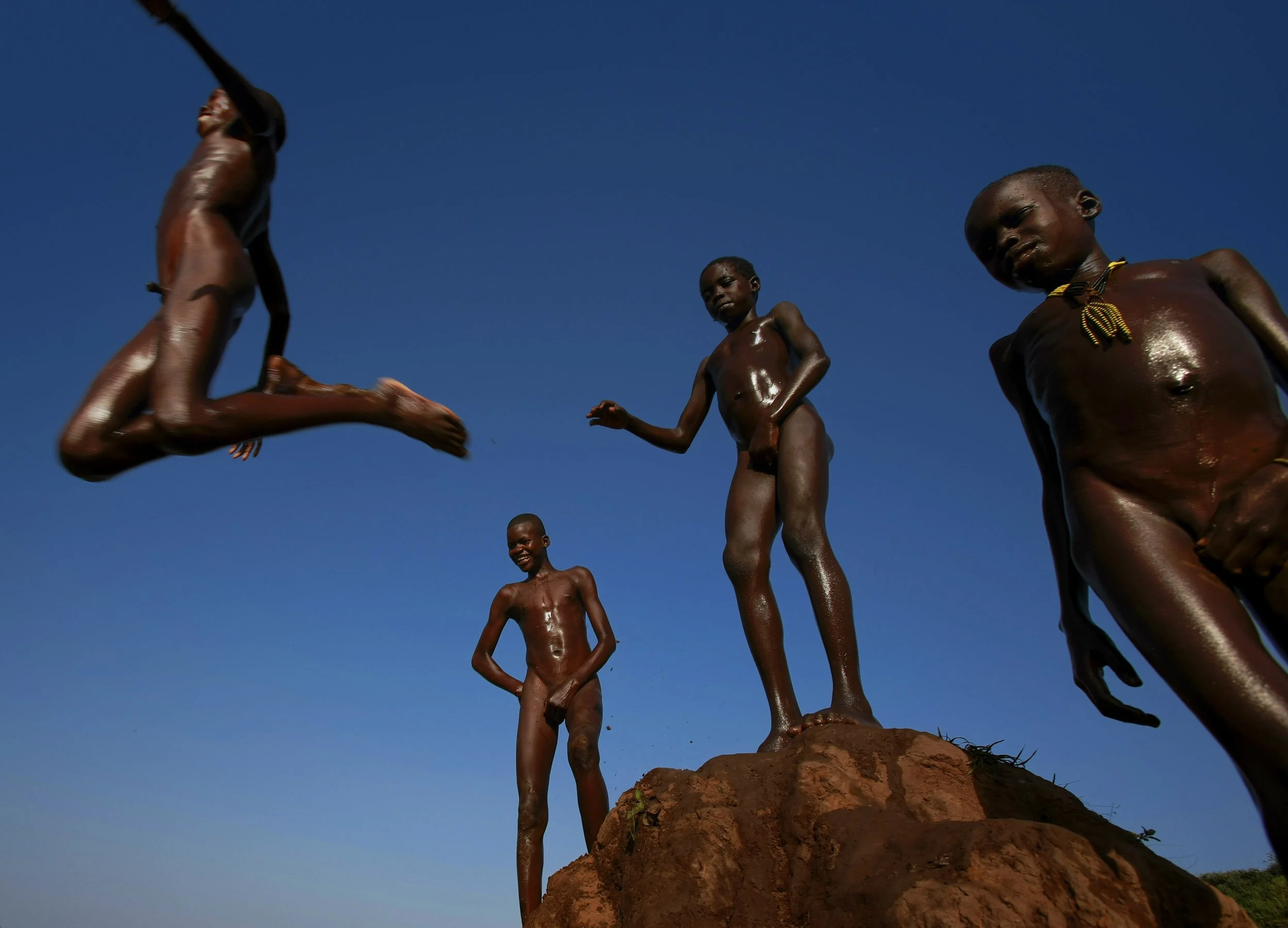DUS, OMO VALLEY, ETHIOPIA, DECEMBER 2007: Images of the Karo people in the Omo Valley, South West Ethiopia, 14 December 2007. (Photo by Brent Stirton/Getty Images.)