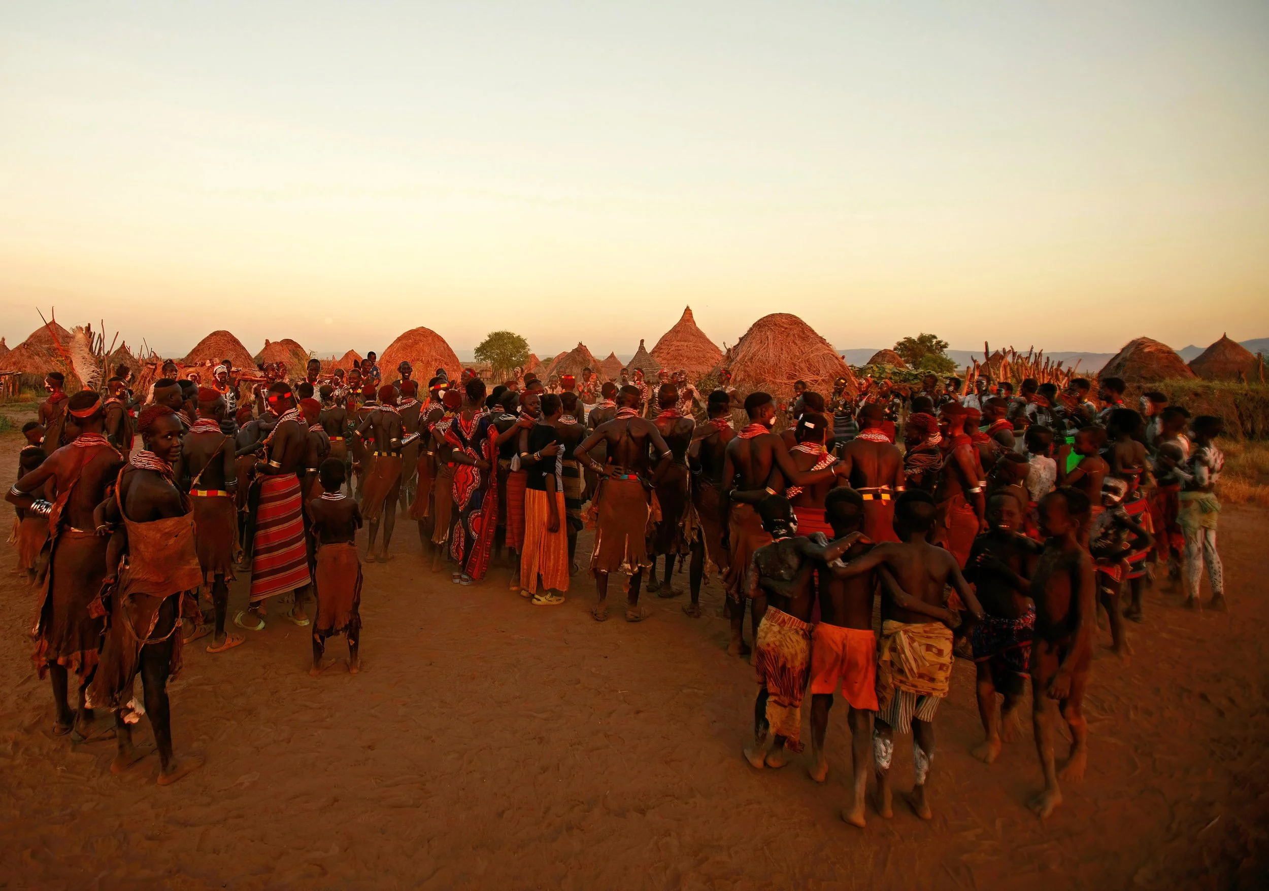 DUS, OMO VALLEY, ETHIOPIA, DECEMBER 2007: Images of the Karo people in a traditional dance ceremony with both men and women in the Omo Valley, South West Ethiopia, 14 December 2007. (Photo by Brent Stirton/Getty Images.)