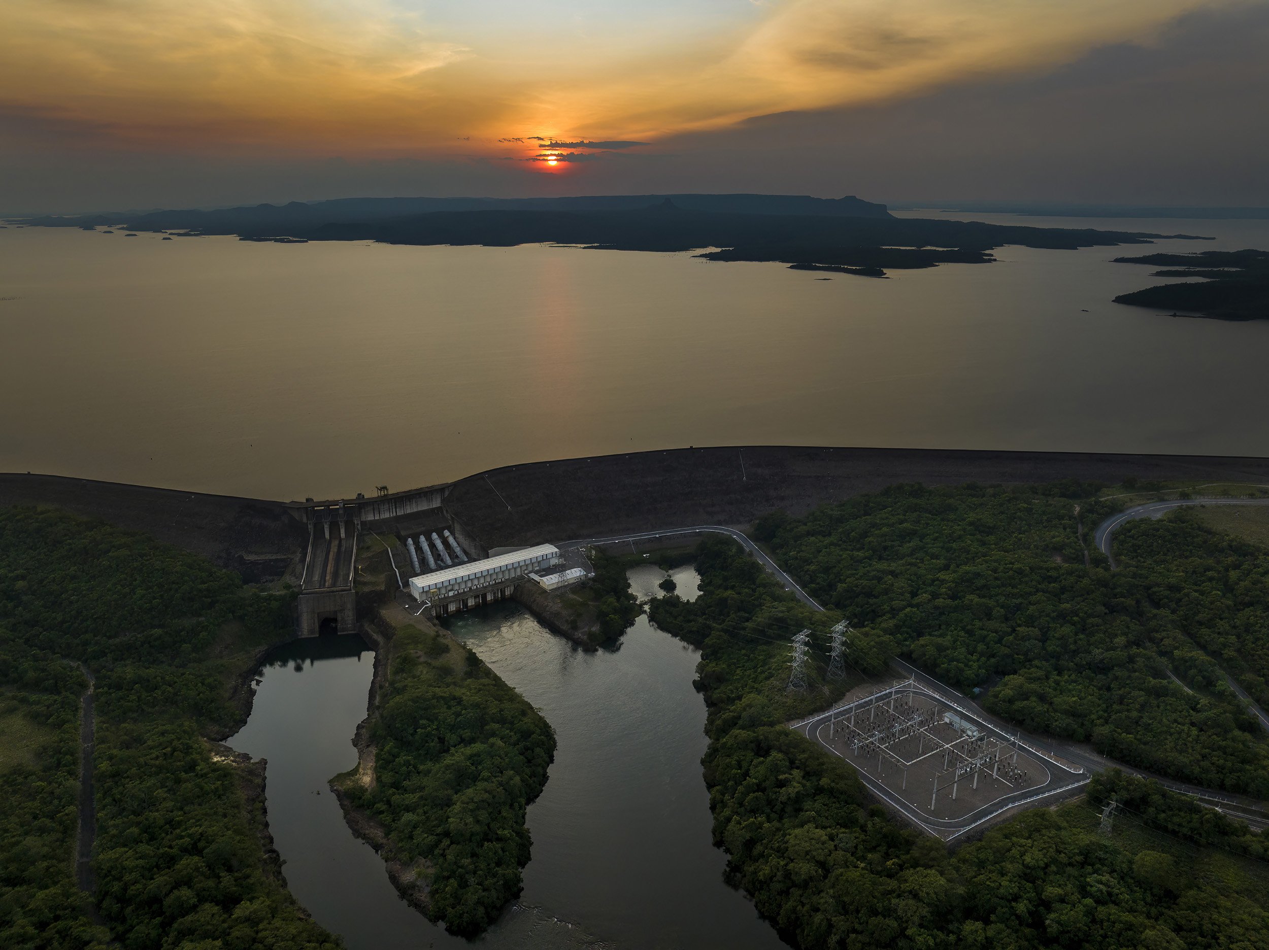 Mansor Dam, Matto Gross, Brazil: A number of dams have been built on rivers that are important tributaries to the Pantanal. The Mansor dam was built in 2001 and had the effect of stopping the annual flooding for cities in the pathway. This worked f