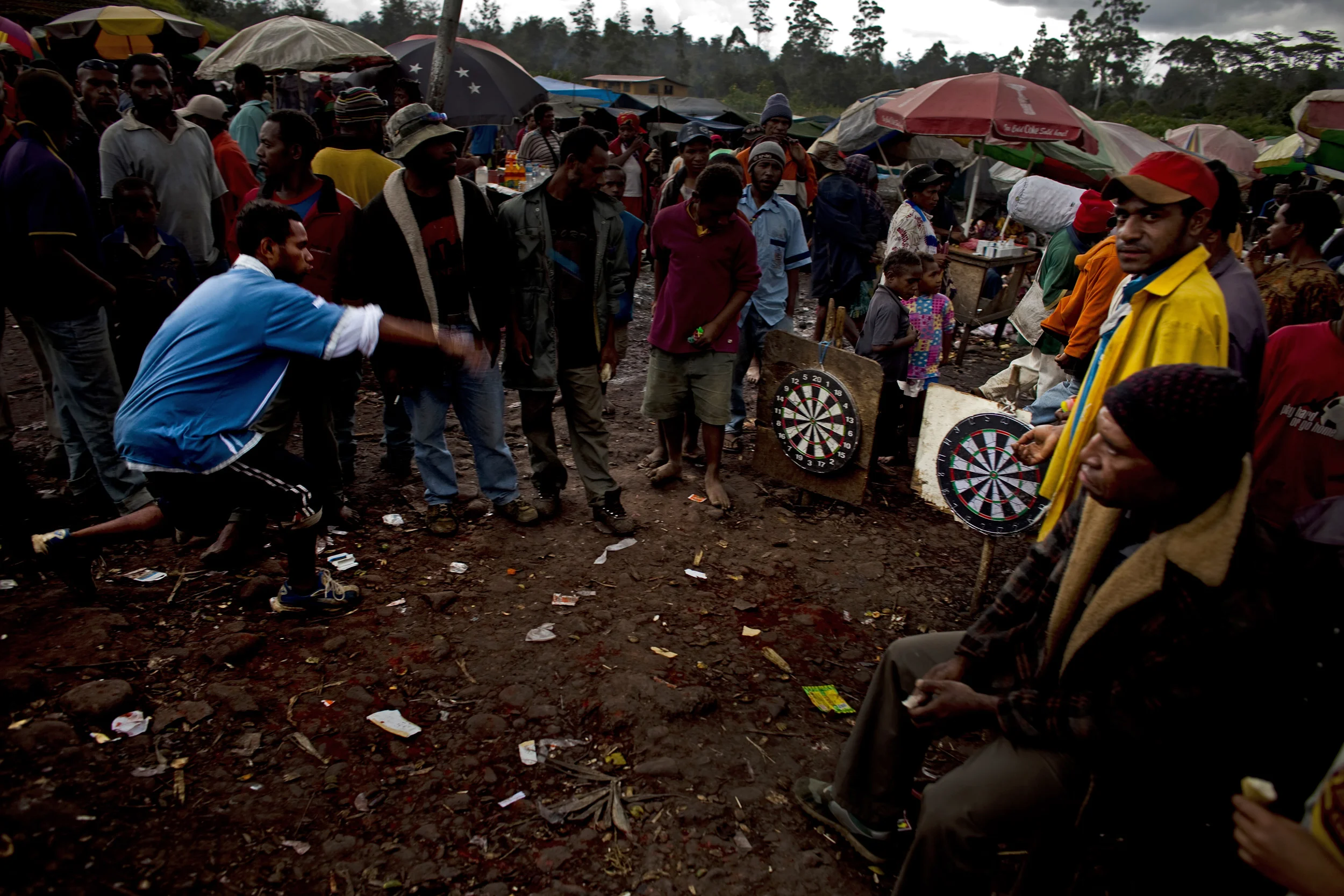 MOUNT HAGEN, HIGHLANDS, PAPUA NEW GUINEA-DECEMBER 2008: Scenes of highland people at a local roadside market in Mount Hagen, Papua New Guinea, 16 December 2008. People sell beetle-nut, vegetables, cigarettes at this market and also gamble at Bingo a