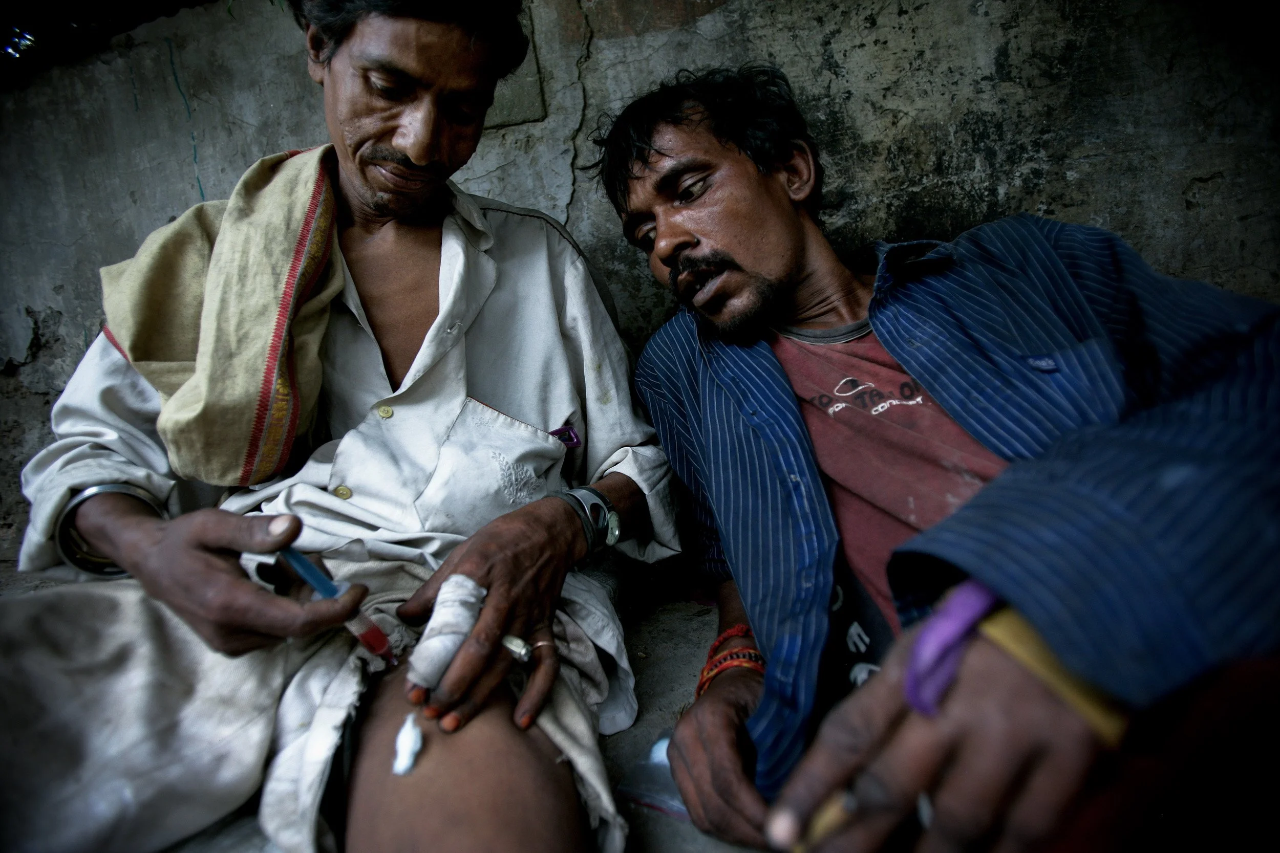 Delhi India, June 2006: Drug addicts use freely in the slum areas of Delhi. NGO Sahara attempts to work with these people and inform them of the risks they are taking.