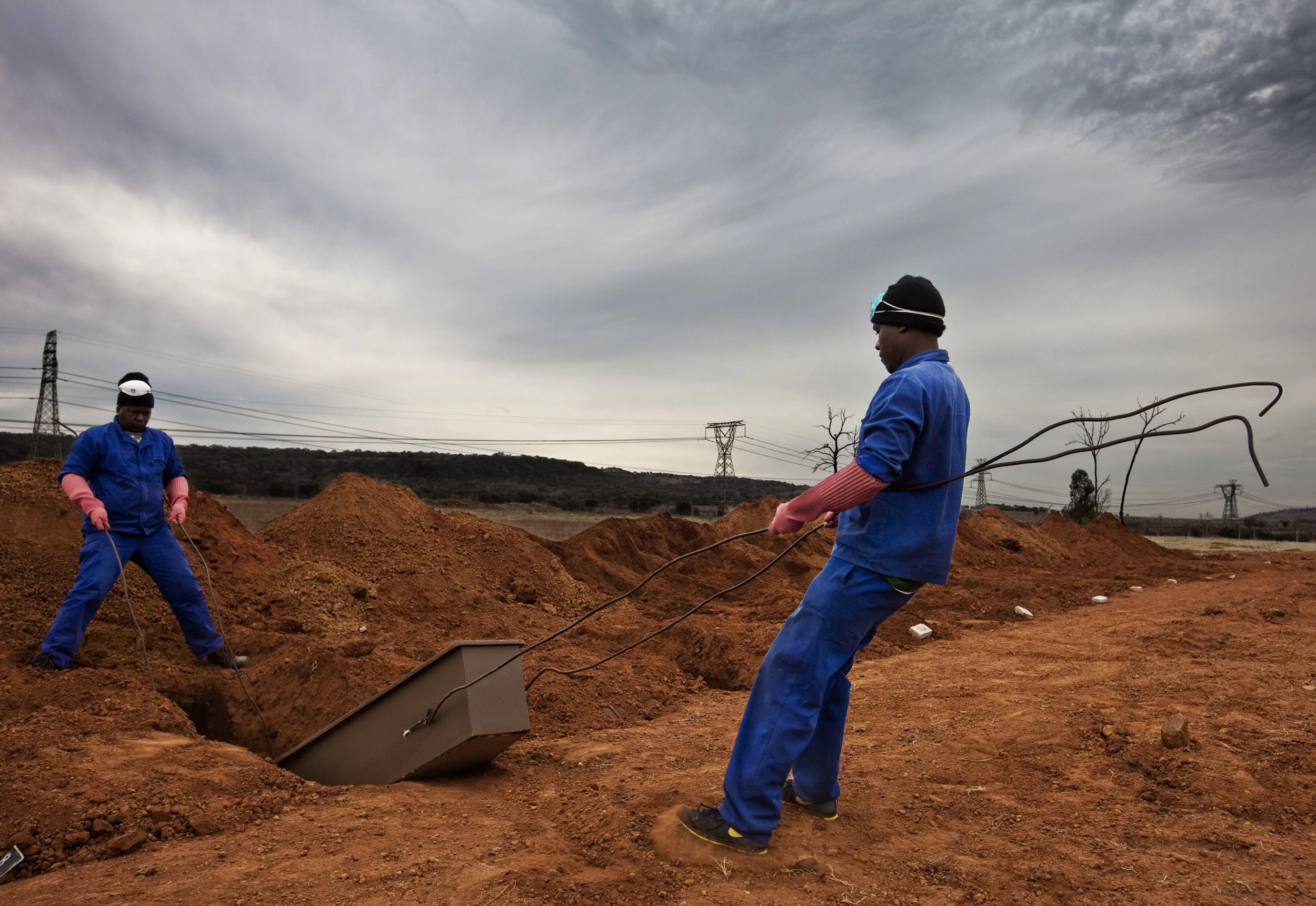 JOHANNESBURG, SOUTH AFRICA: An HIV/AIDS victim is buried in a paupers grave, South Johannesburg,.