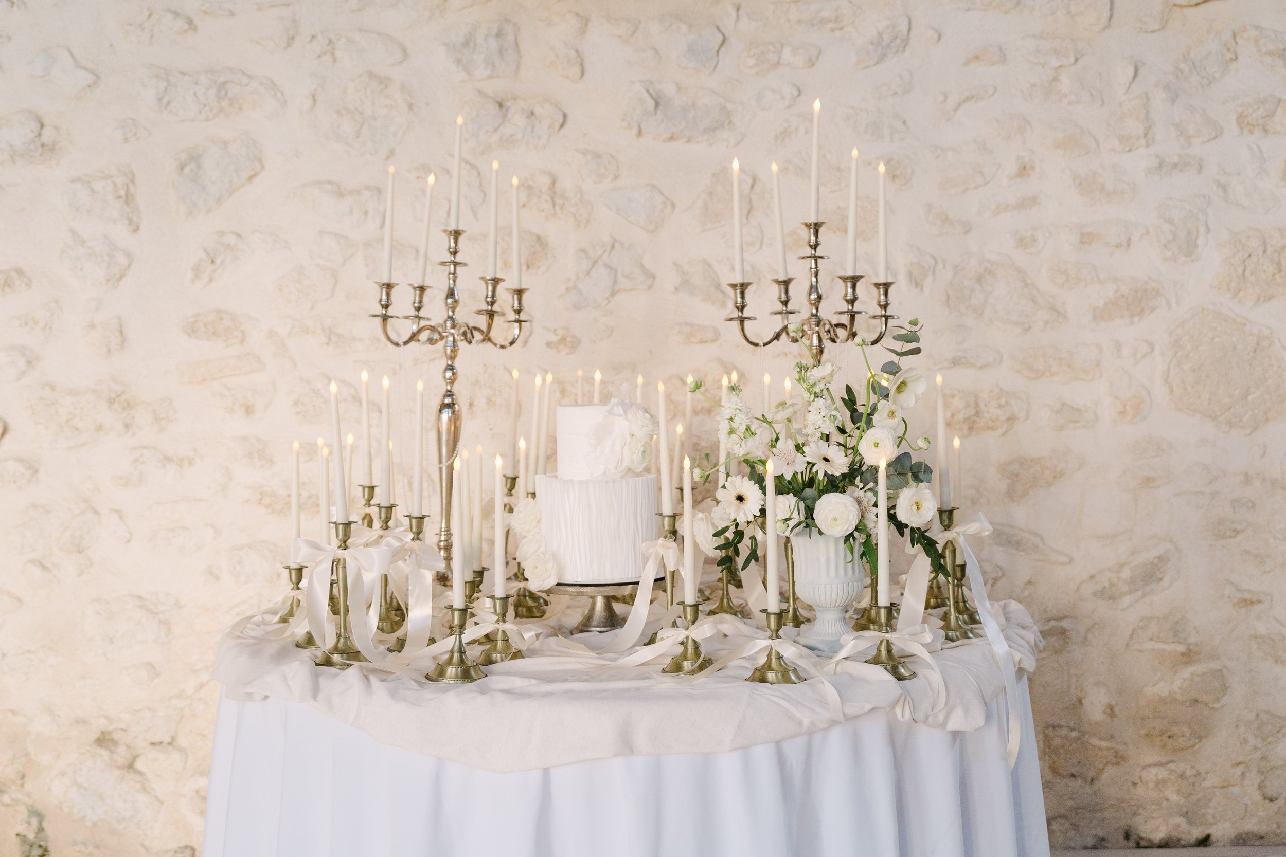 Wedding cake table, photo @lucillevias_weddings