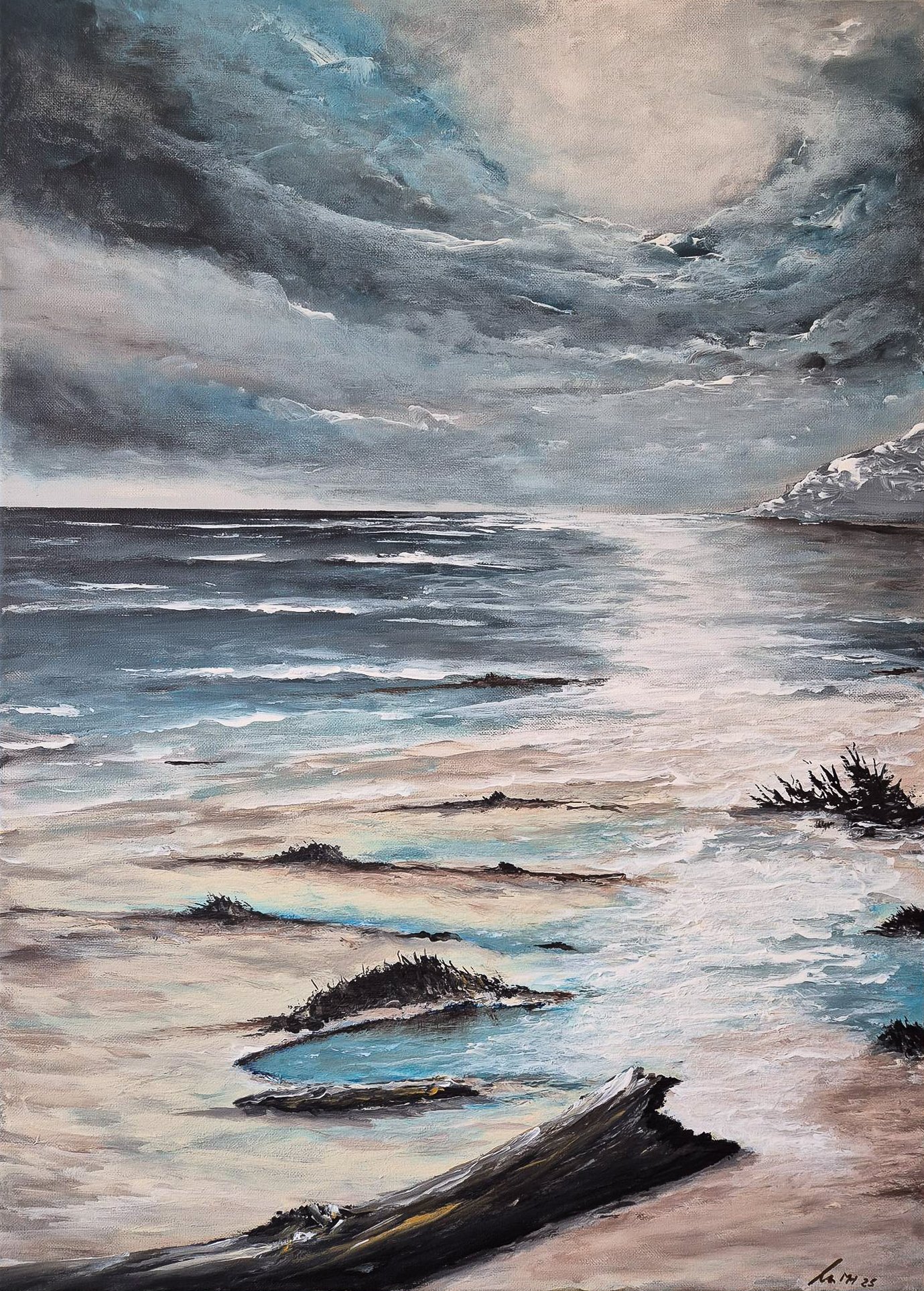 Ein Ölgemälde eines stürmischen Meeres mit dunklen Wolken und einer felsigen Küste im Vordergrund.