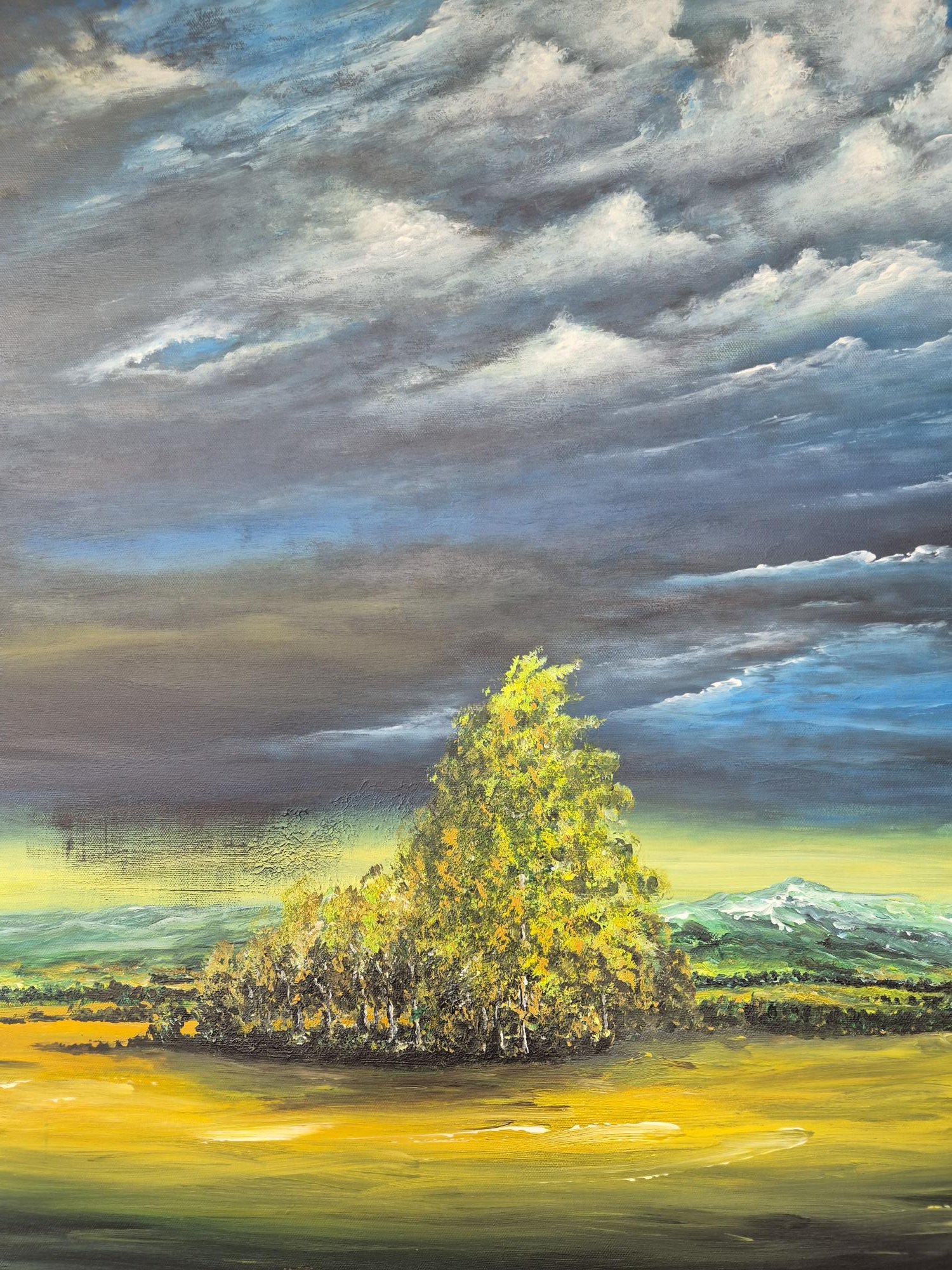 Ein Gemälde eines Friedhofs mit einem Baum, grünen Hügeln und einem bewölkten Himmel.