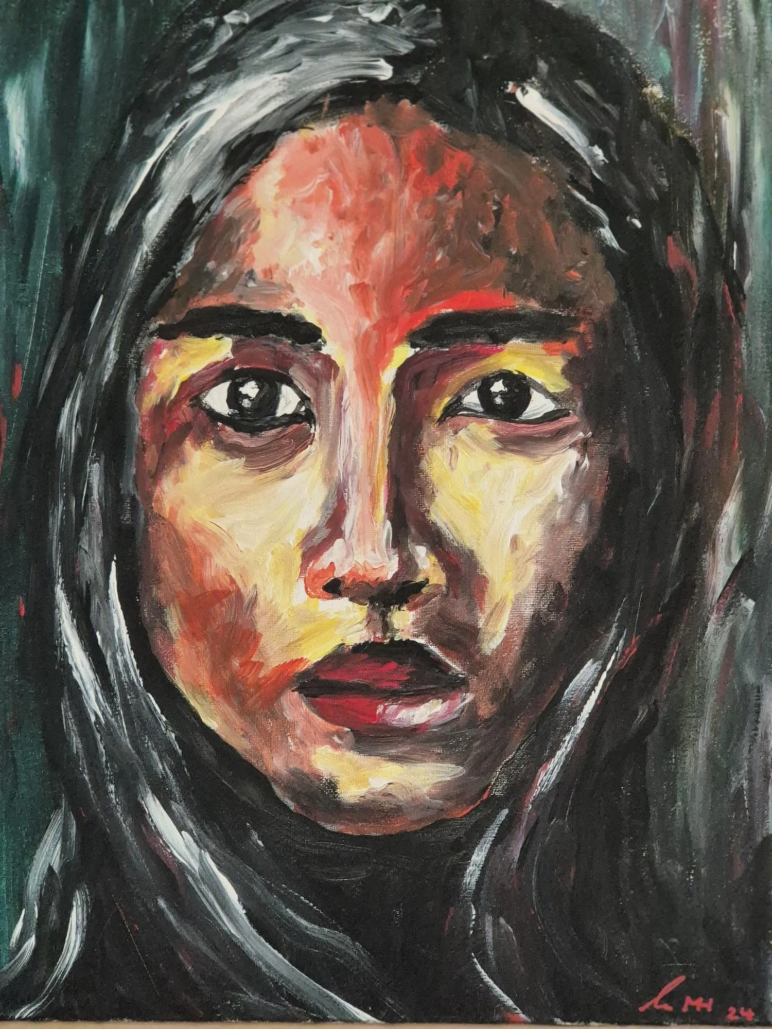 Ein expressionistisches Gemälde eines weiblichen Gesichts mit dunklen, glänzenden Augen, schwarzen Haaren und auffälligen Lippen, überwiegend in dunklen, warmen Farben.