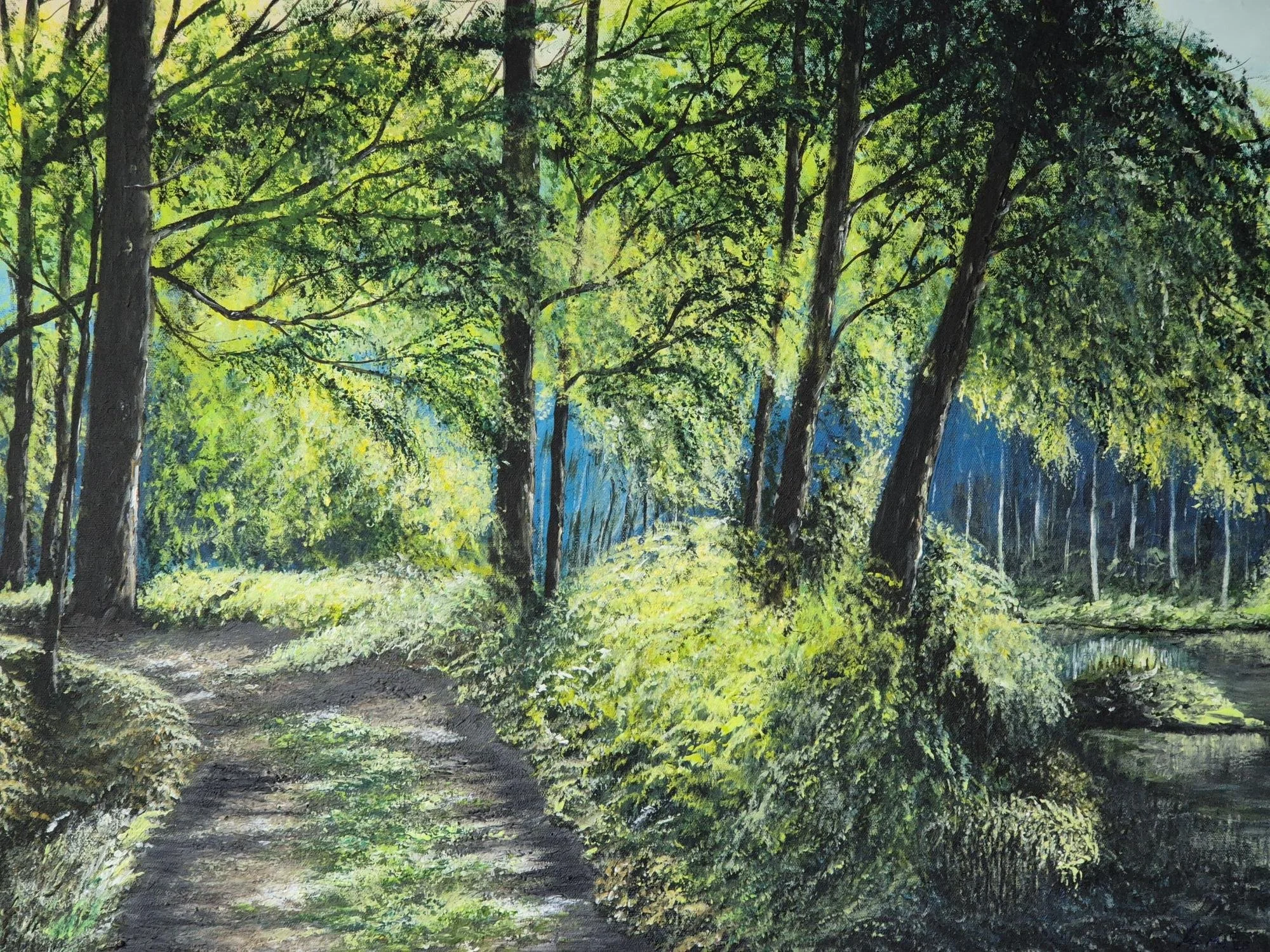 Ein Gemälde eines Waldpfades neben einem Fluss, mit grünen Bäumen und Sonnenschein, geschaffen in Öl oder Acryl.