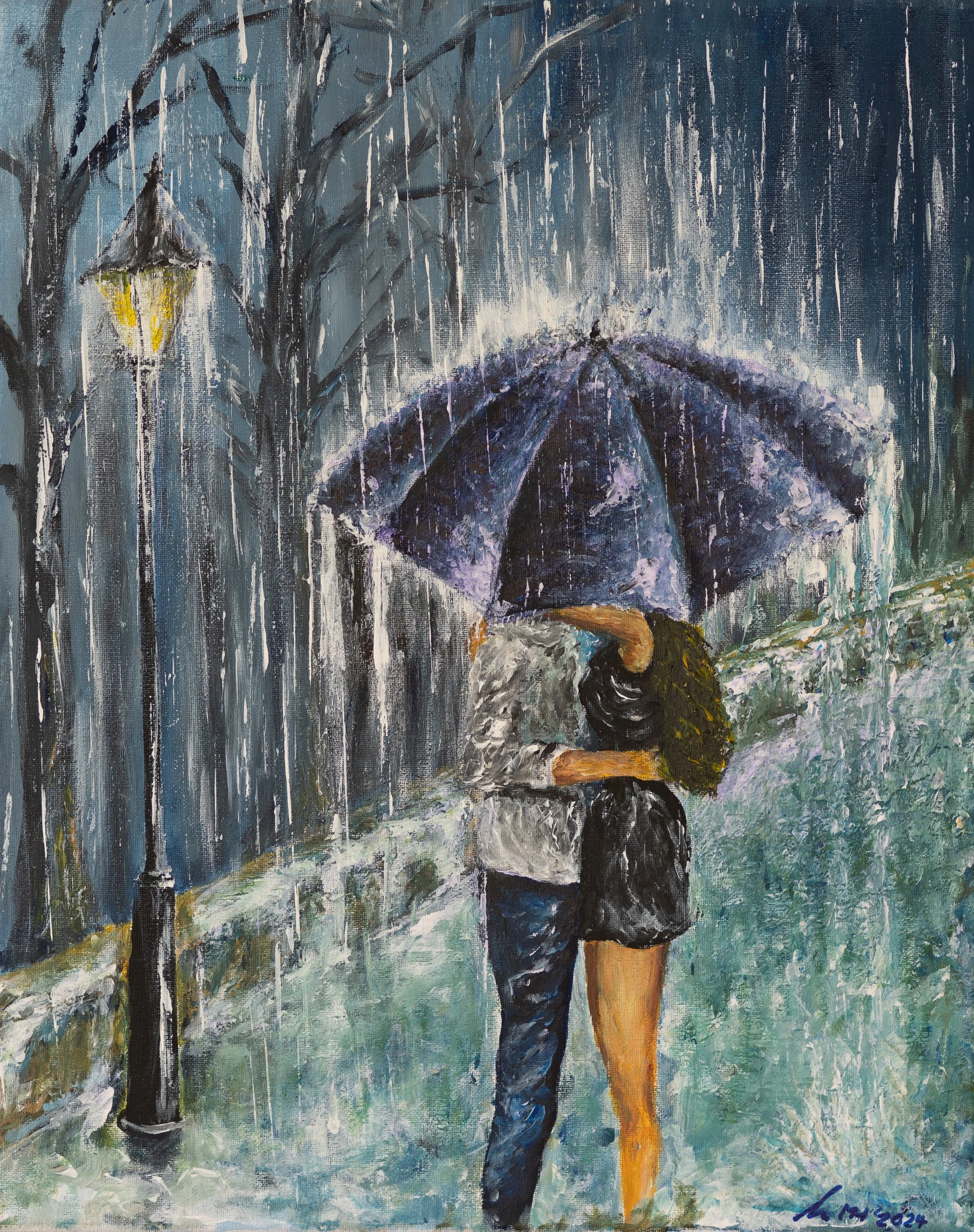 Ein Paar umarmt sich unter einem Regenschirm bei Regen an einer Straße mit Straßenlaterne und Bäumen.